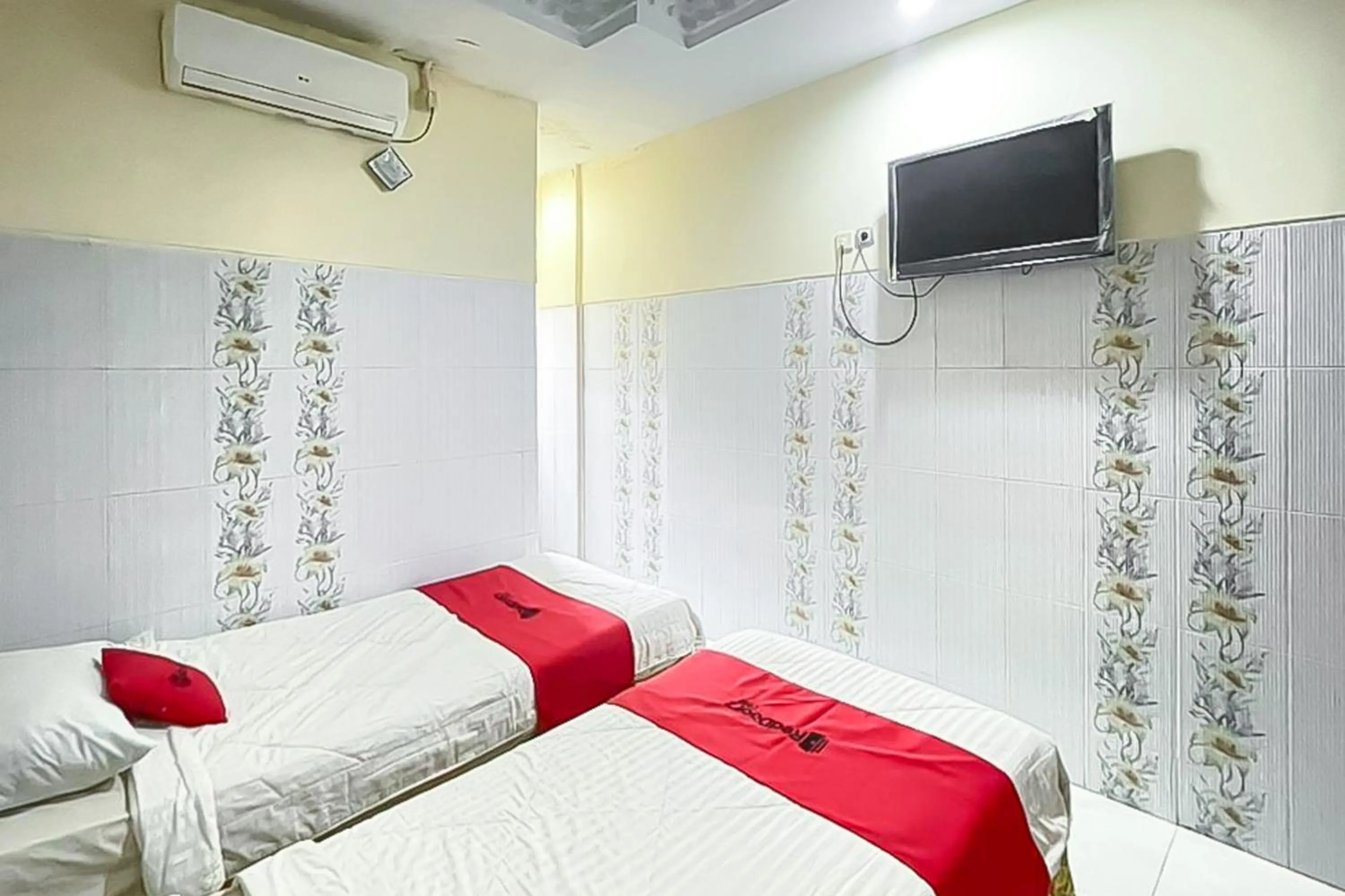 Bedroom, Bed in RedDoorz near Grage Mall Cirebon