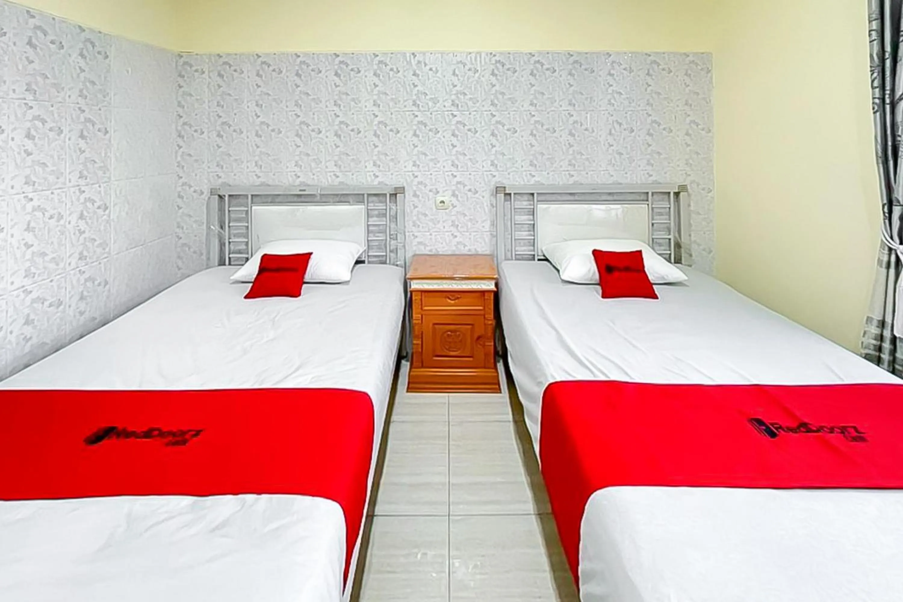 Bedroom, Bed in RedDoorz near Grage Mall Cirebon