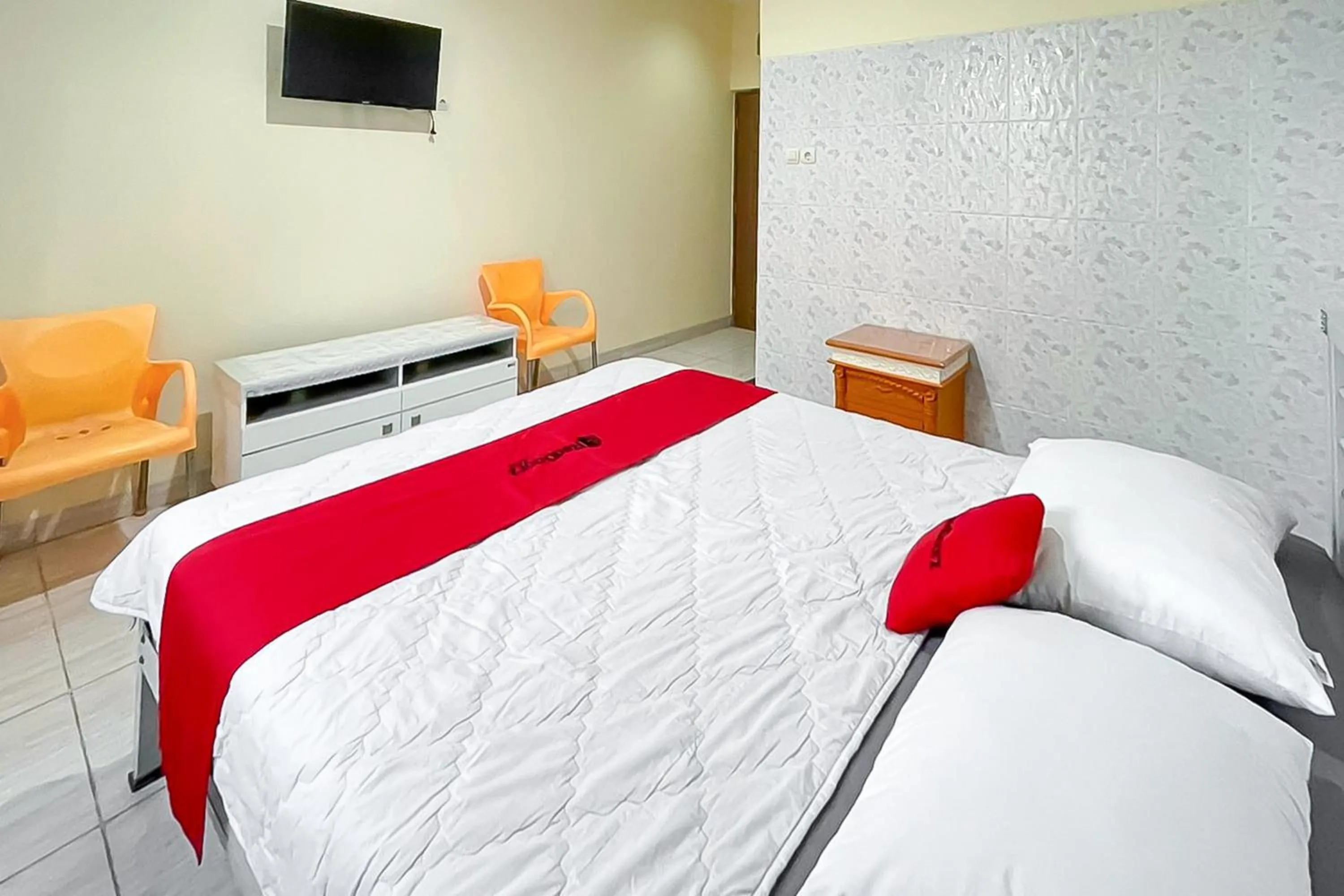 Bedroom, Bed in RedDoorz near Grage Mall Cirebon