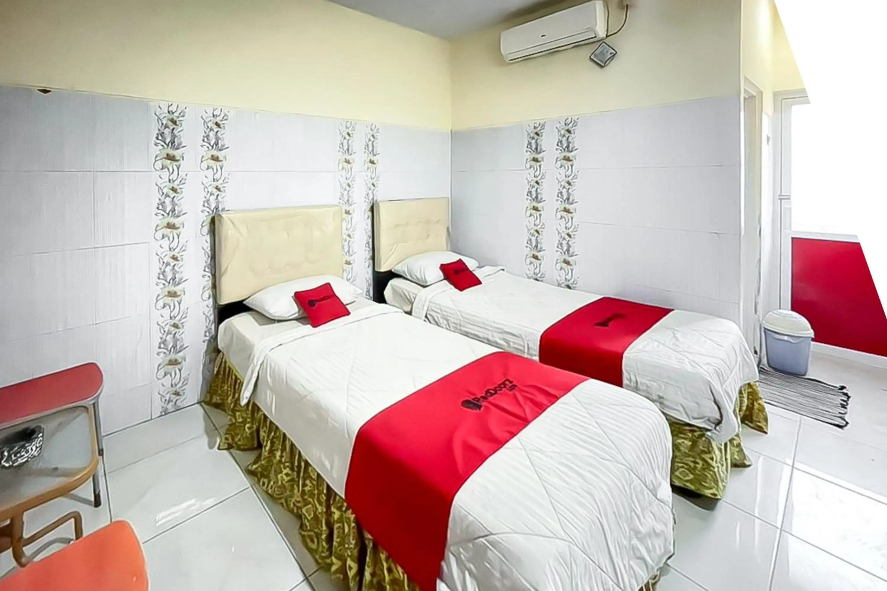 Bedroom, Bed in RedDoorz near Grage Mall Cirebon