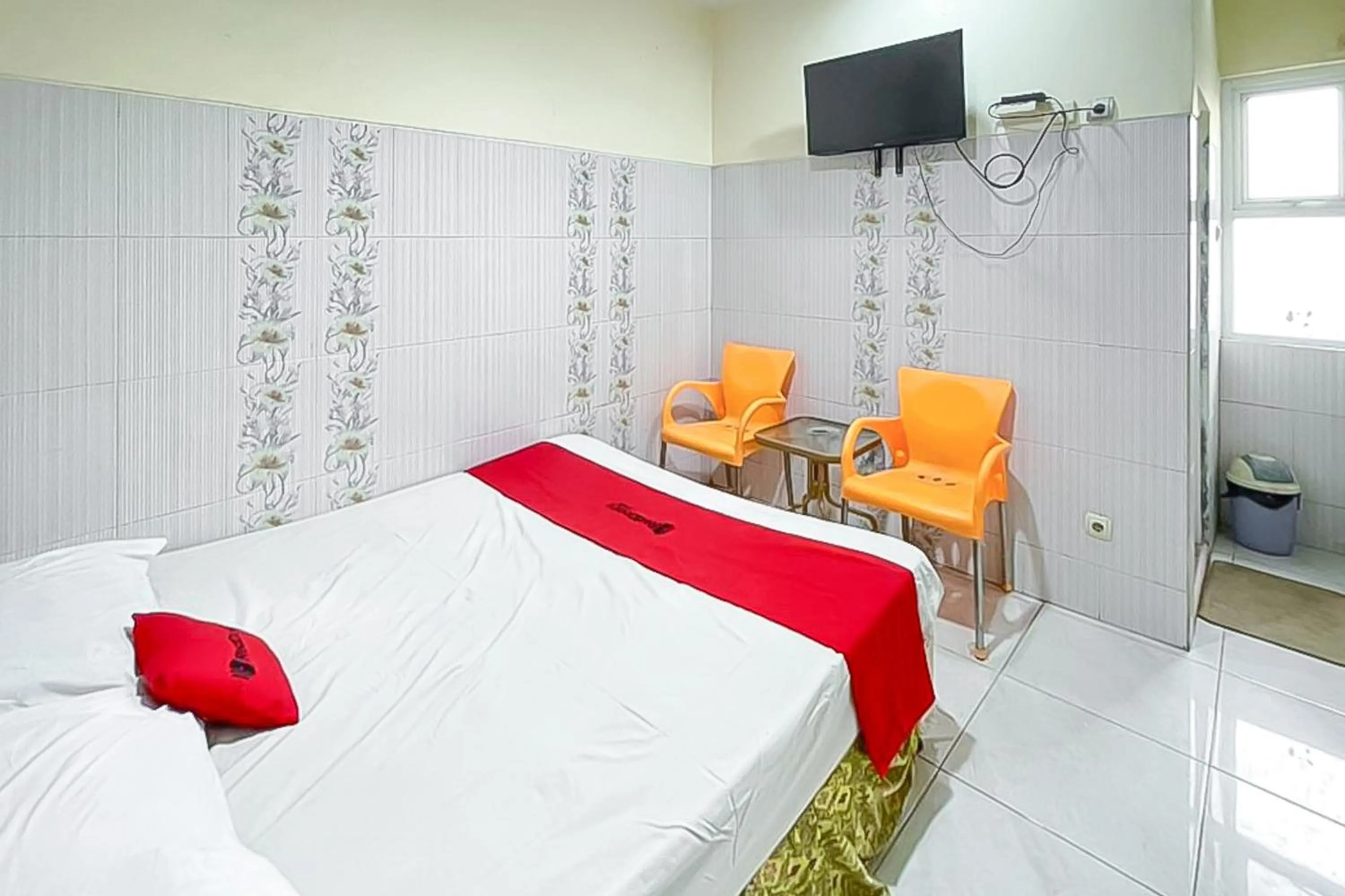 Bedroom, Bed in RedDoorz near Grage Mall Cirebon