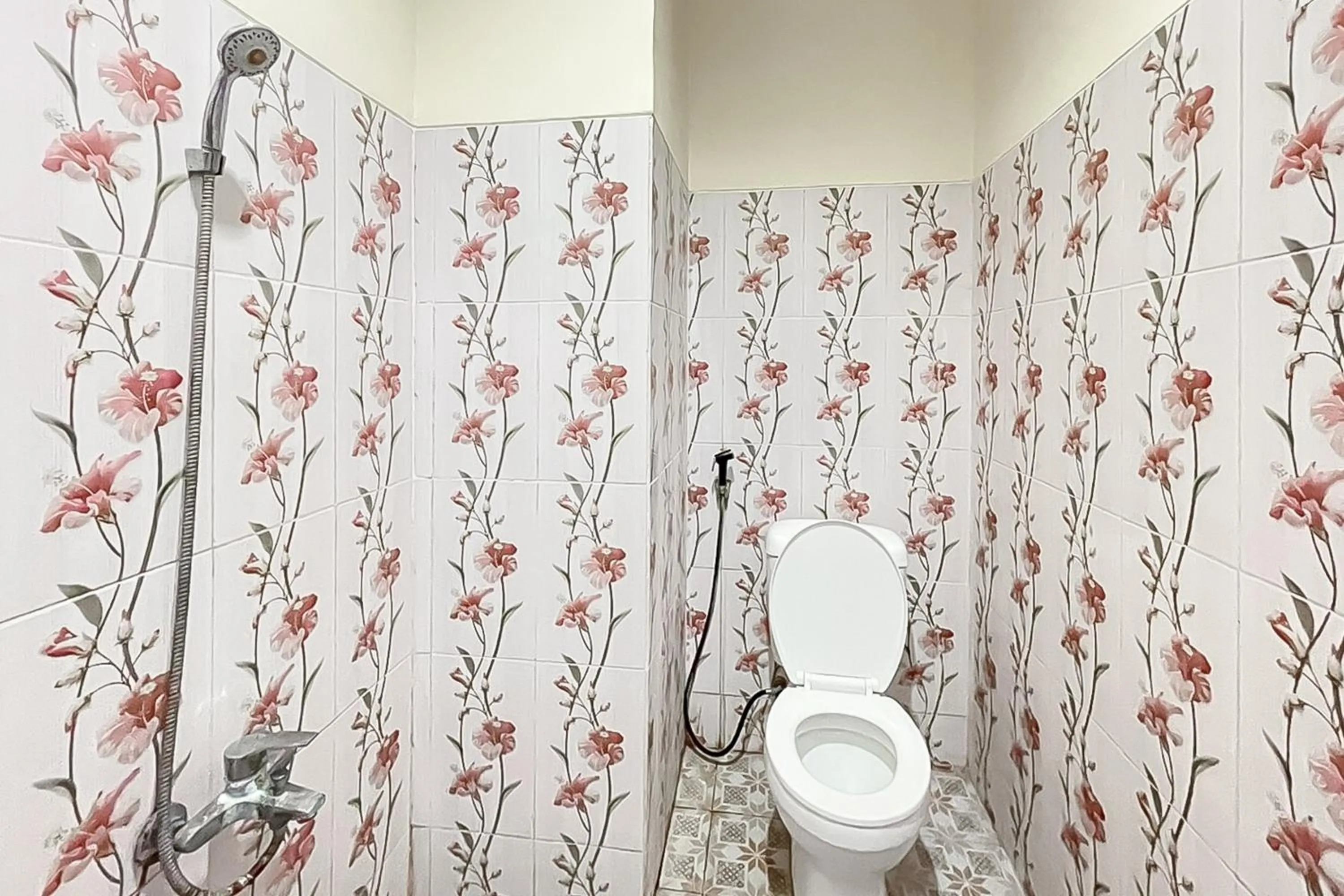 Bathroom in RedDoorz near Grage Mall Cirebon