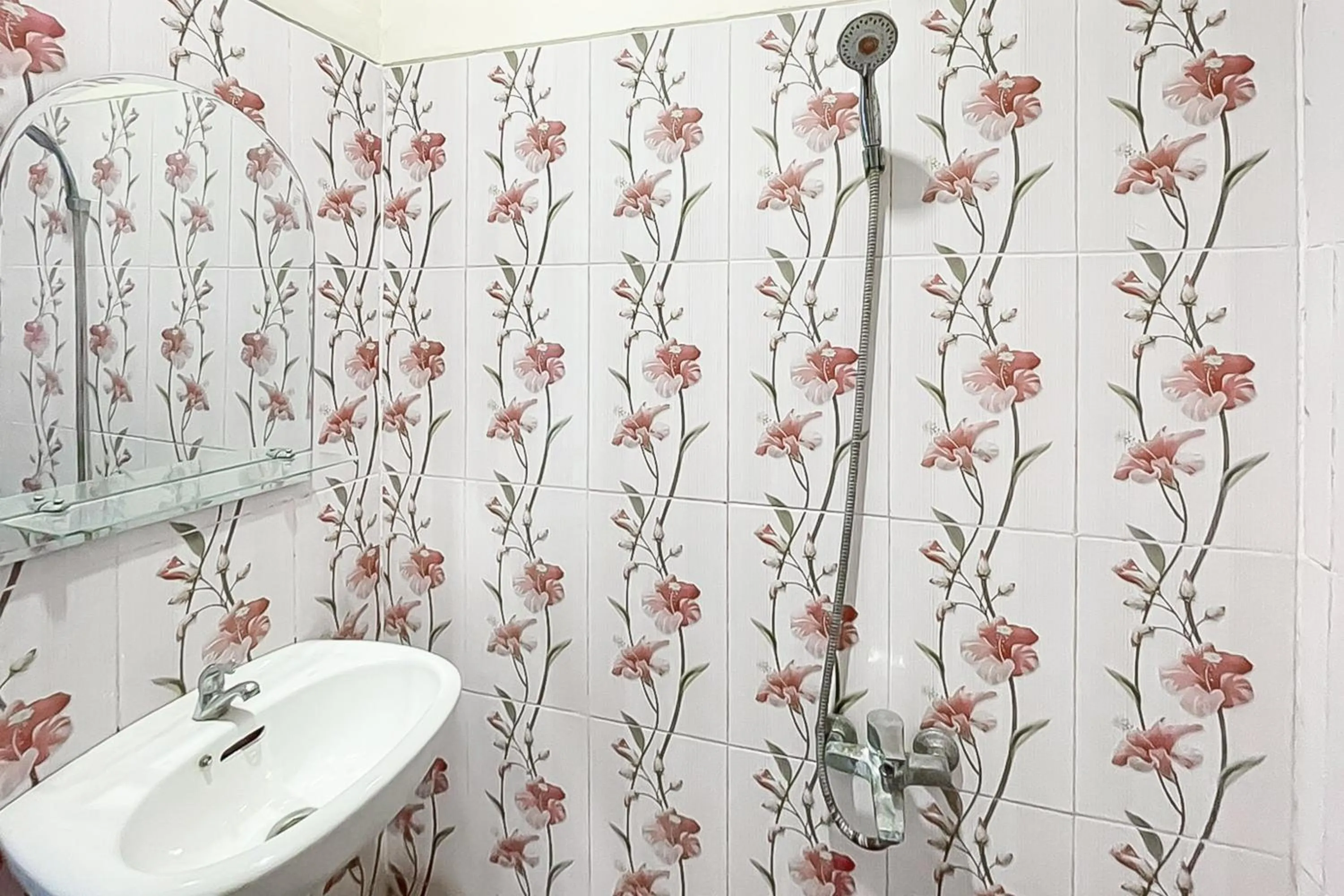 Bathroom in RedDoorz near Grage Mall Cirebon