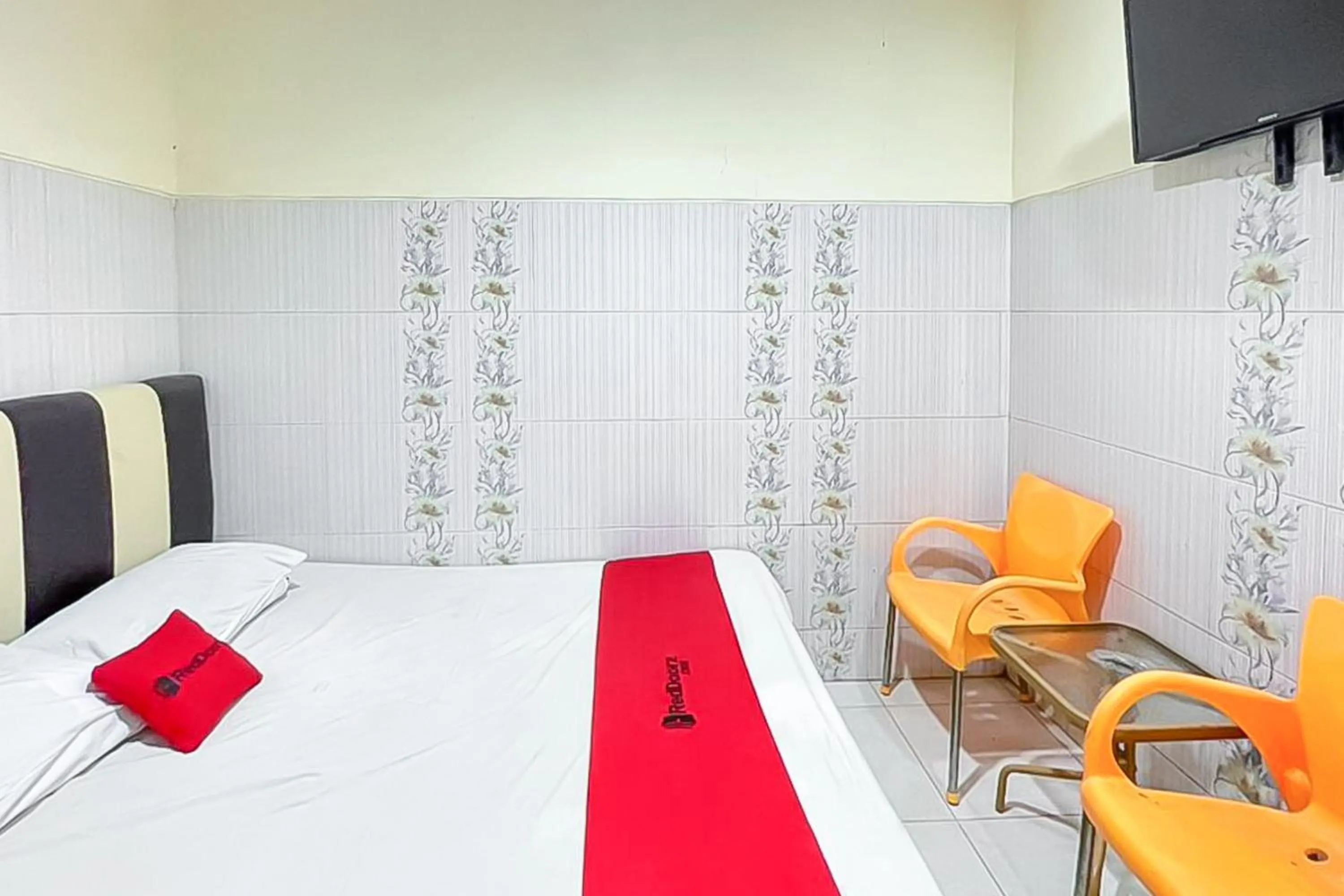 Bedroom, Bed in RedDoorz near Grage Mall Cirebon