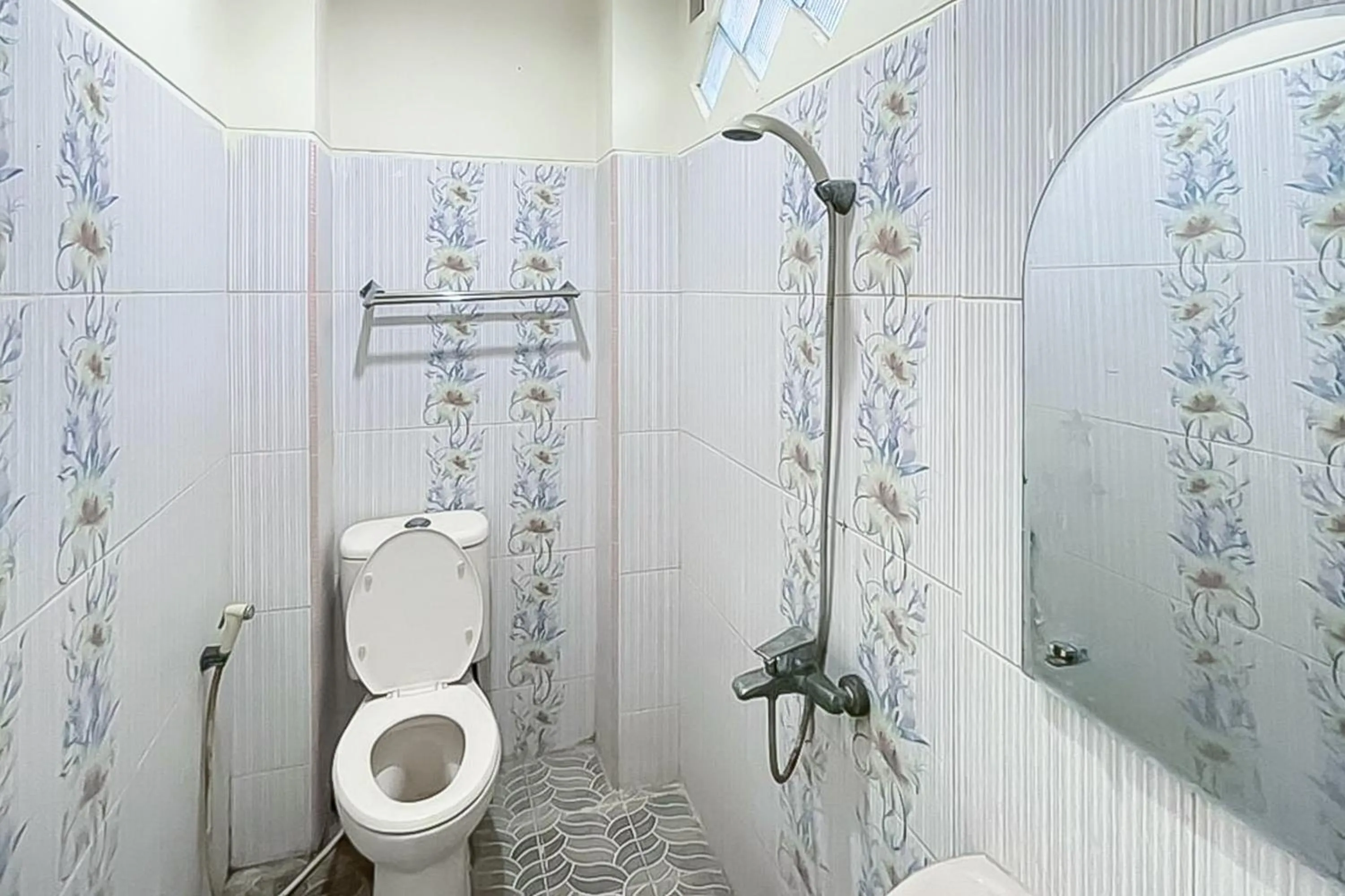 Bathroom in RedDoorz near Grage Mall Cirebon