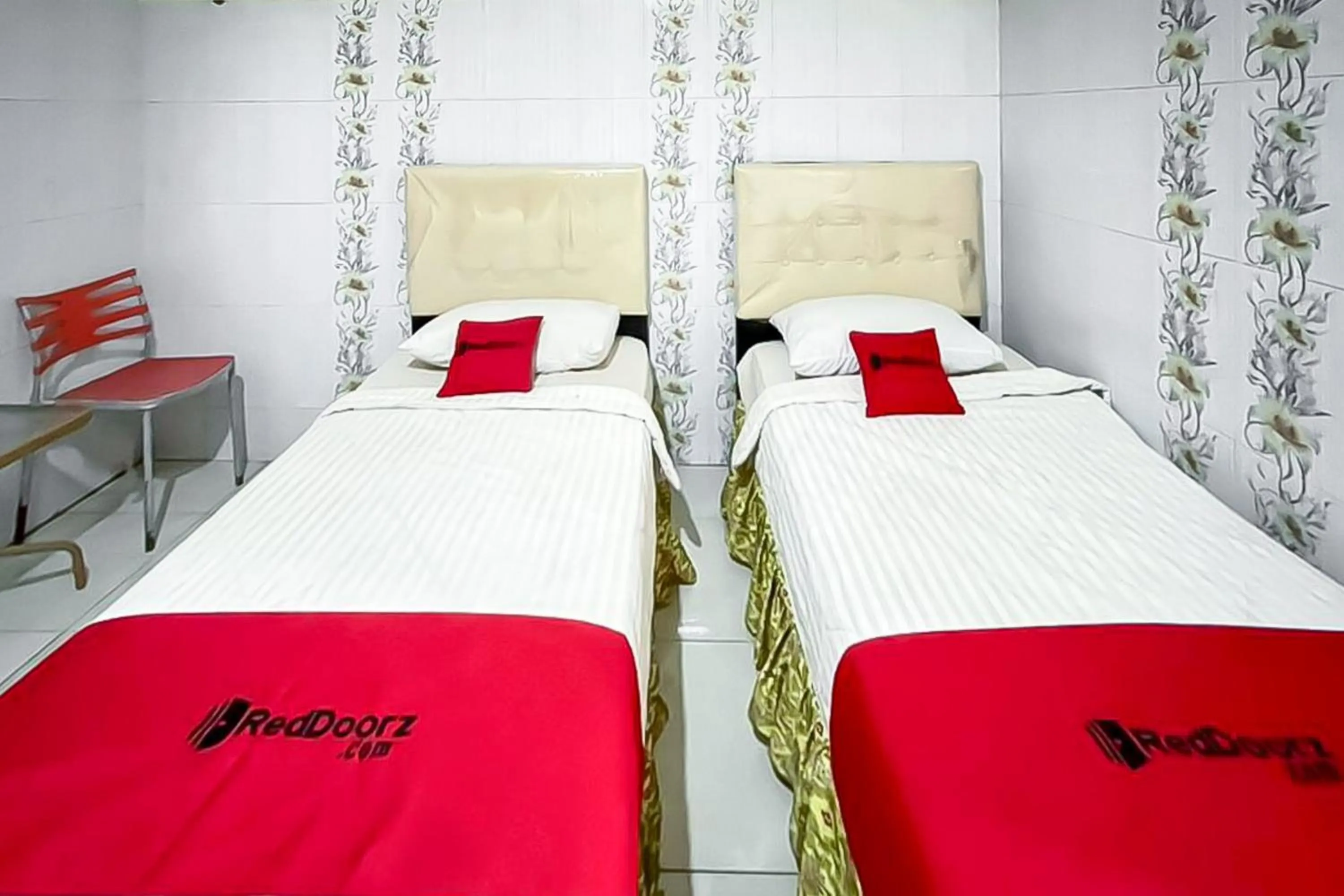 Bedroom, Bed in RedDoorz near Grage Mall Cirebon