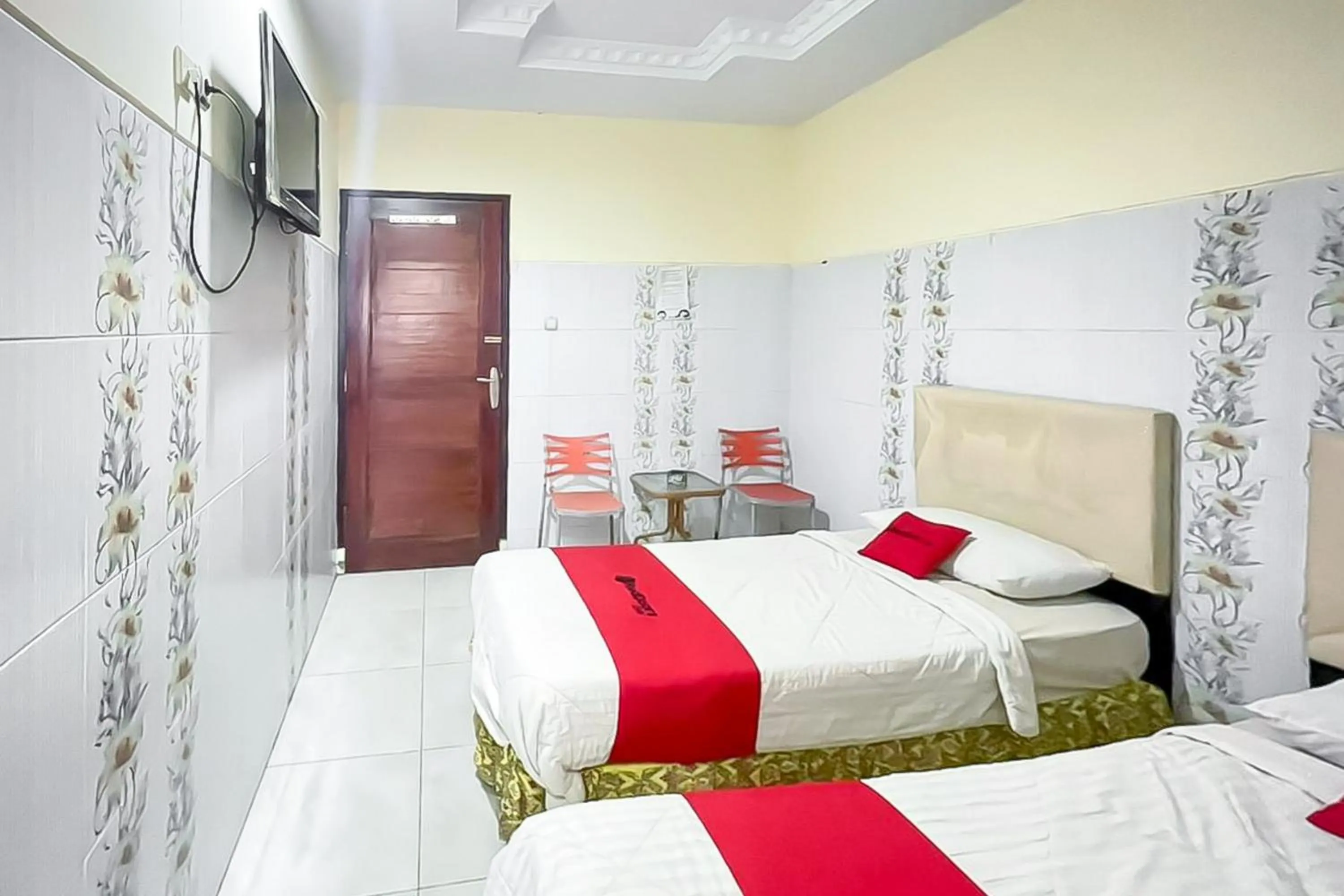 Bedroom, Bed in RedDoorz near Grage Mall Cirebon