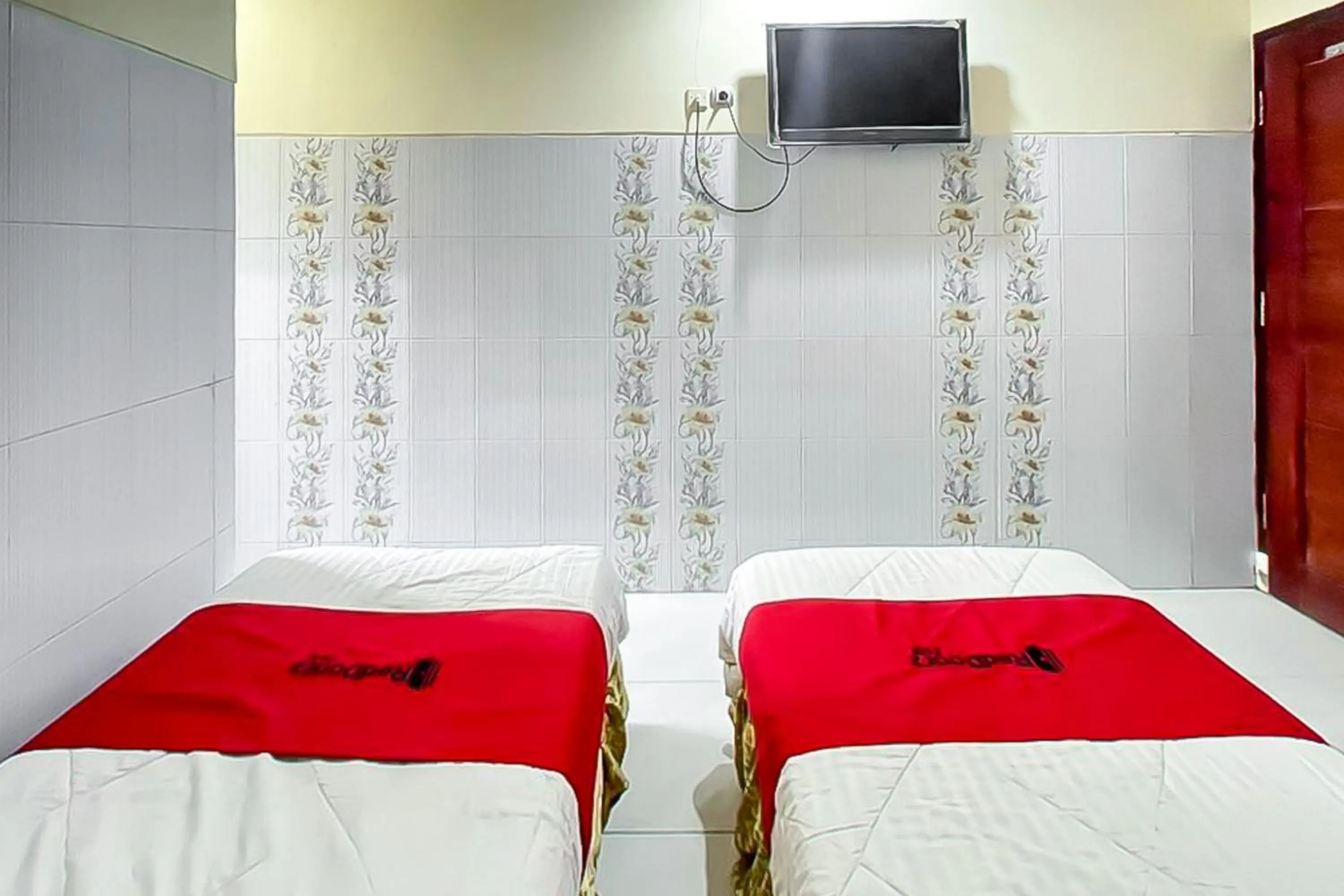 Bedroom, Bed in RedDoorz near Grage Mall Cirebon