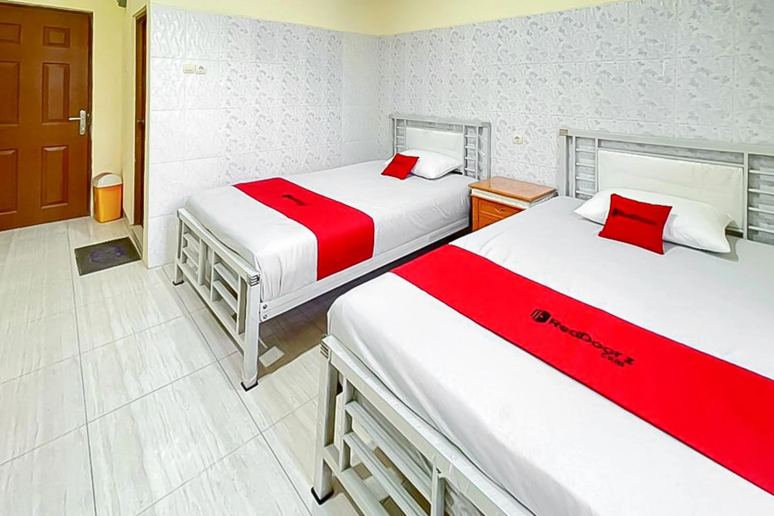 Bedroom, Bed in RedDoorz near Grage Mall Cirebon