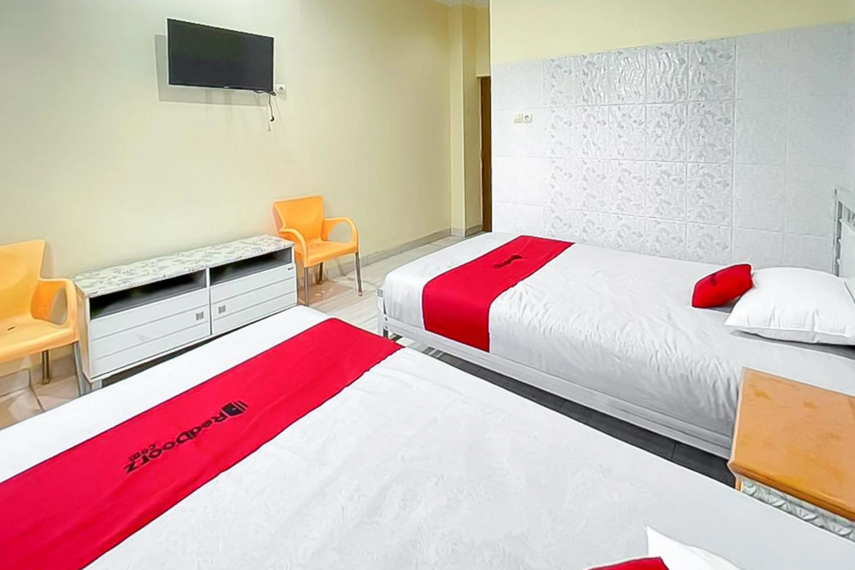 Bedroom, Bed in RedDoorz near Grage Mall Cirebon