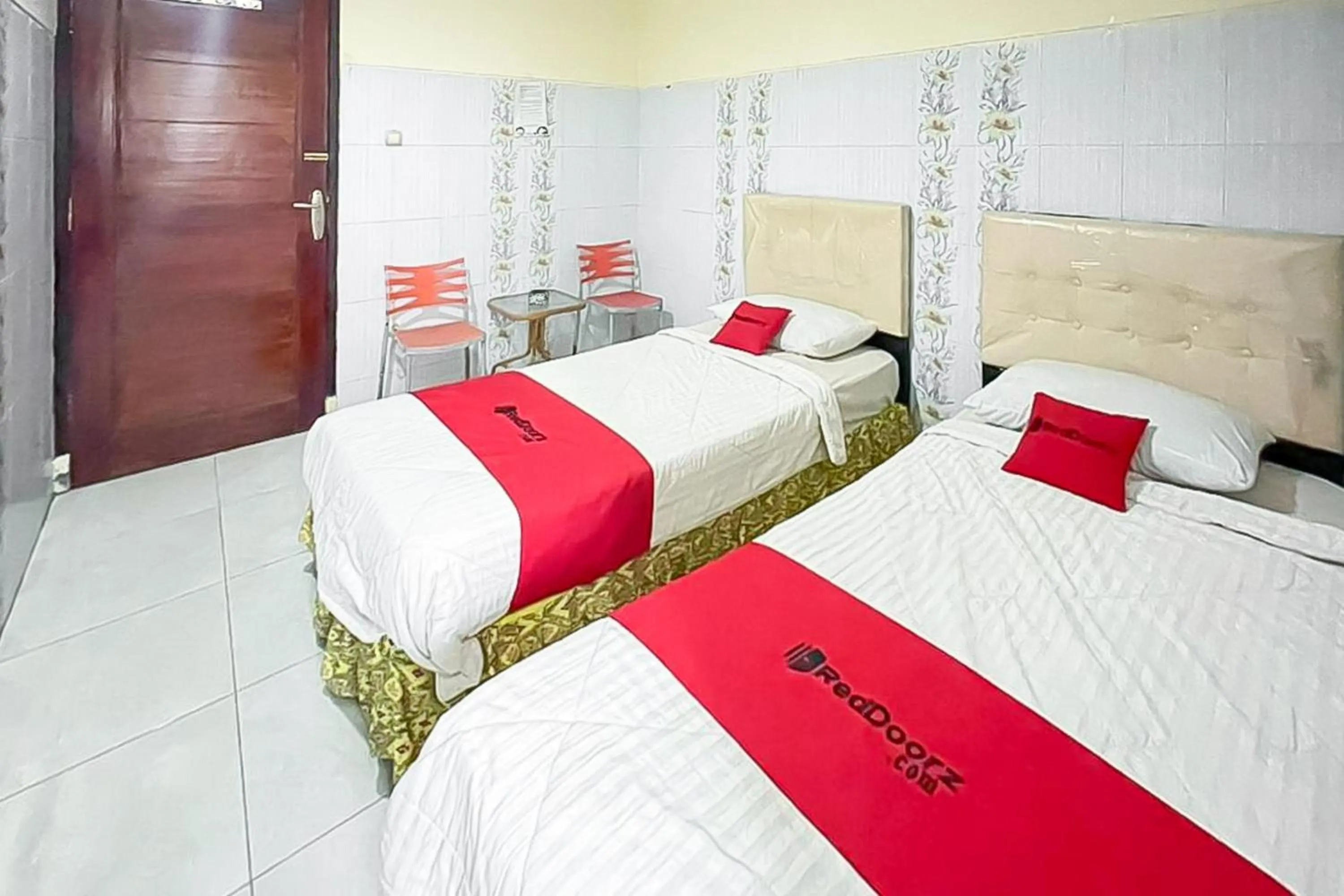 Bedroom, Bed in RedDoorz near Grage Mall Cirebon