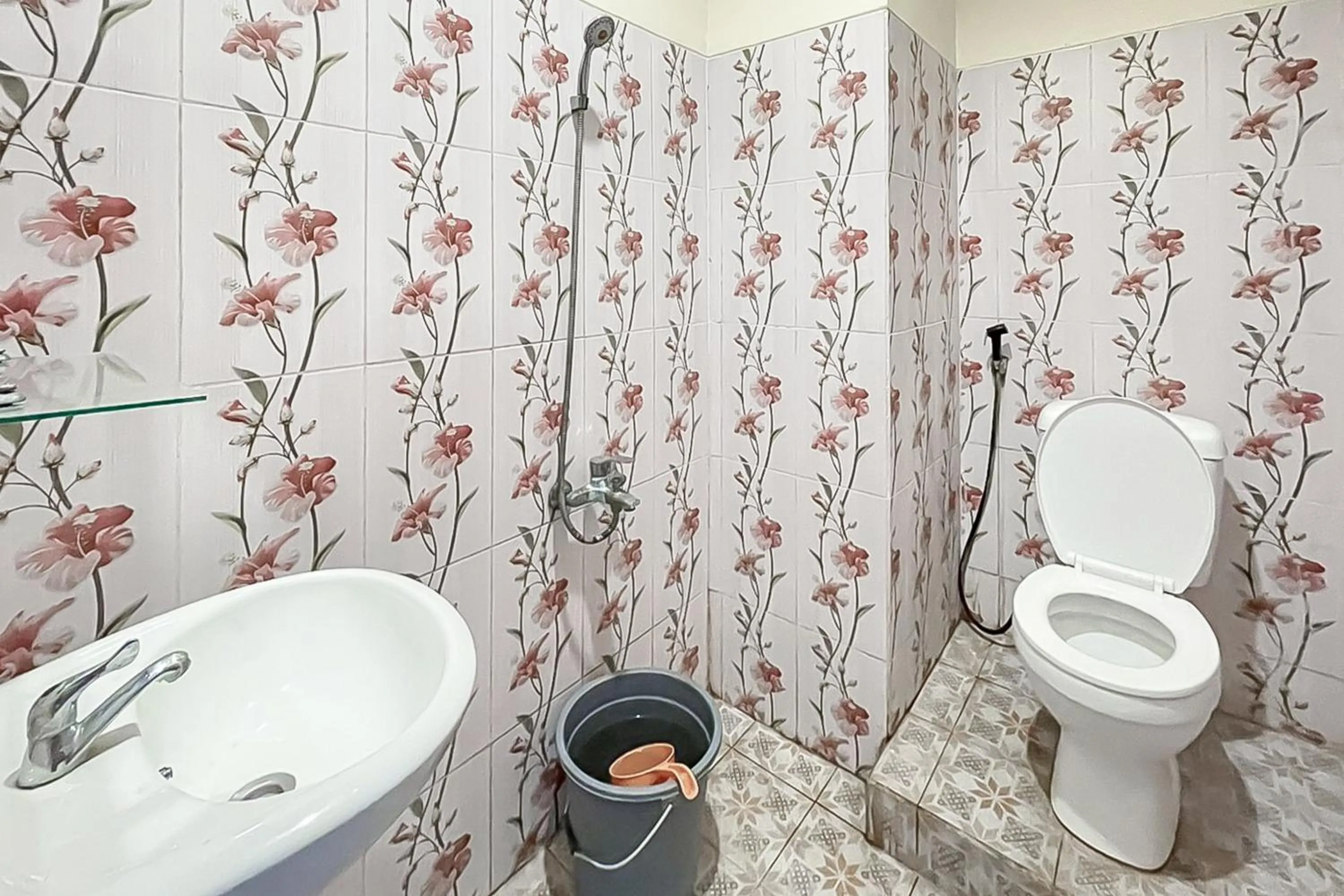 Bathroom in RedDoorz near Grage Mall Cirebon