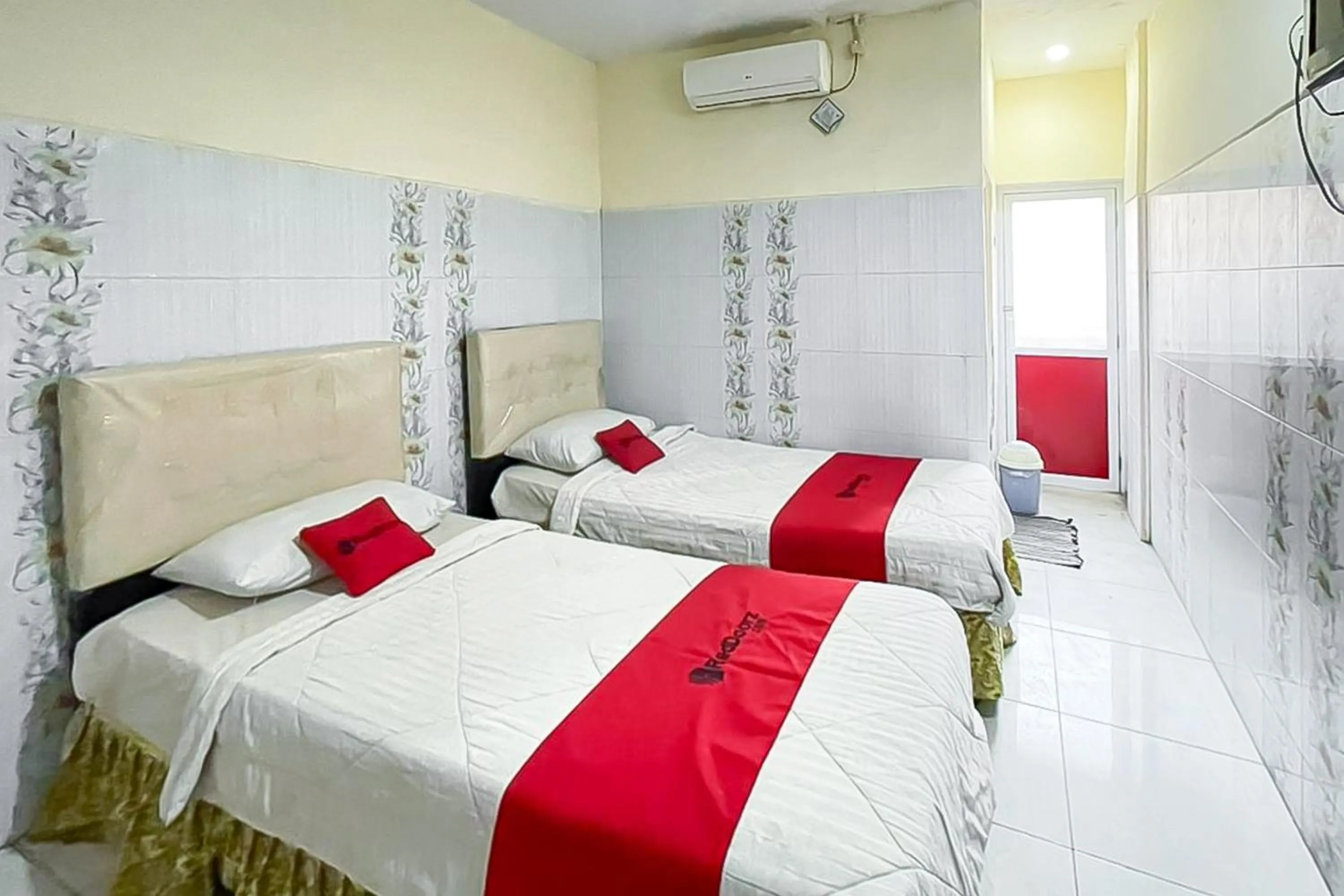 Bedroom, Bed in RedDoorz near Grage Mall Cirebon