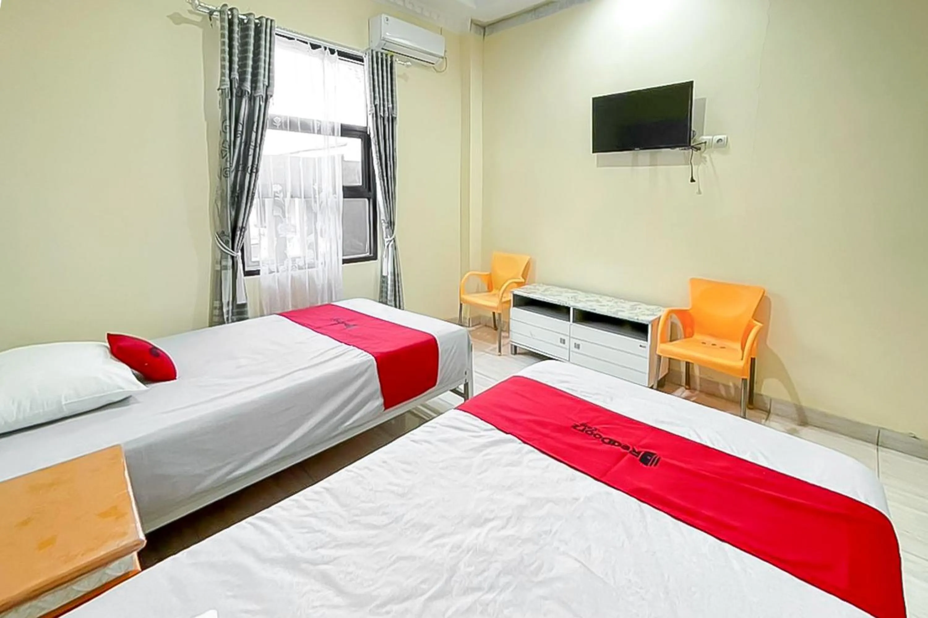 Bedroom, Bed in RedDoorz near Grage Mall Cirebon