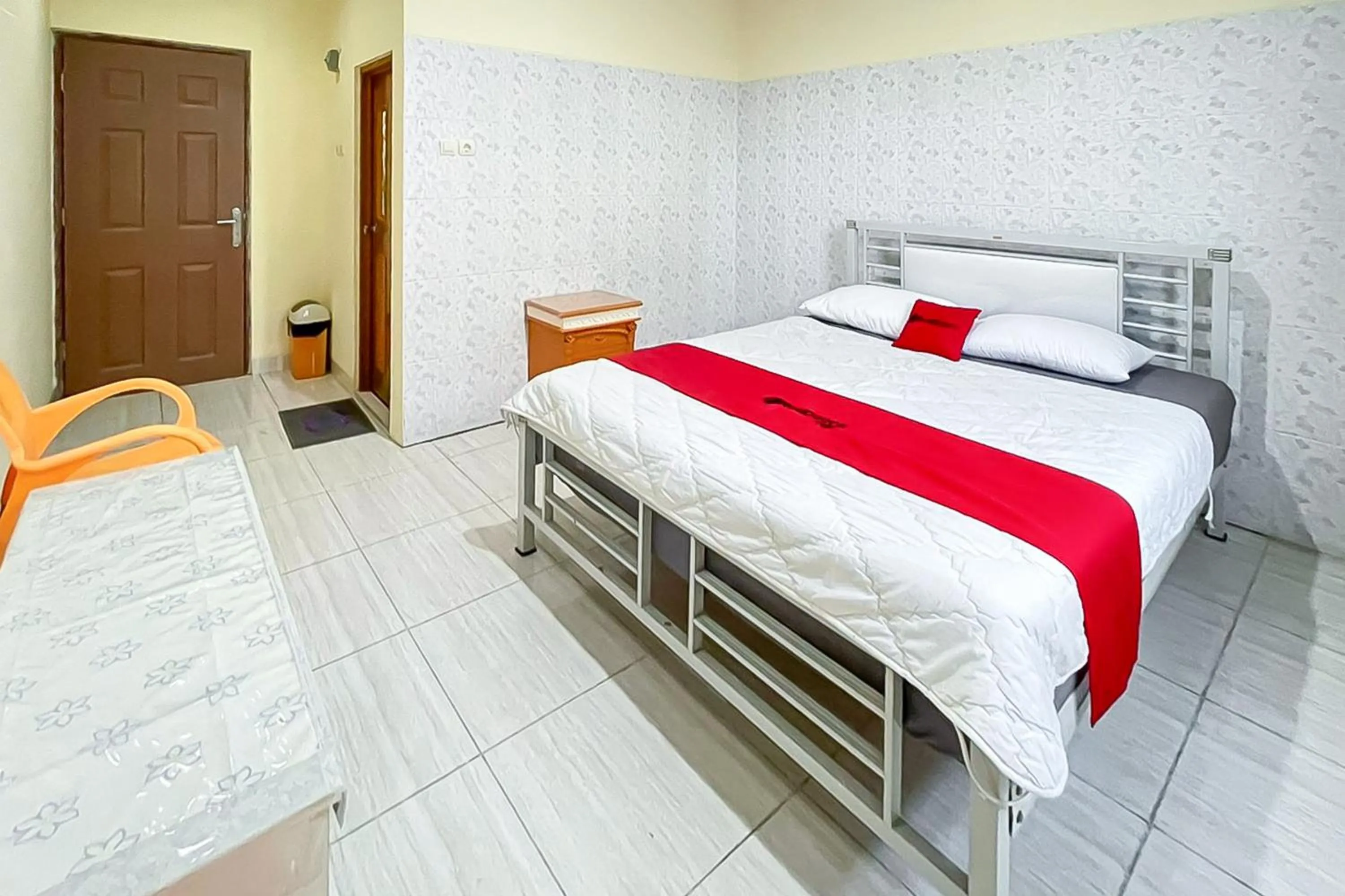 Bedroom, Bed in RedDoorz near Grage Mall Cirebon
