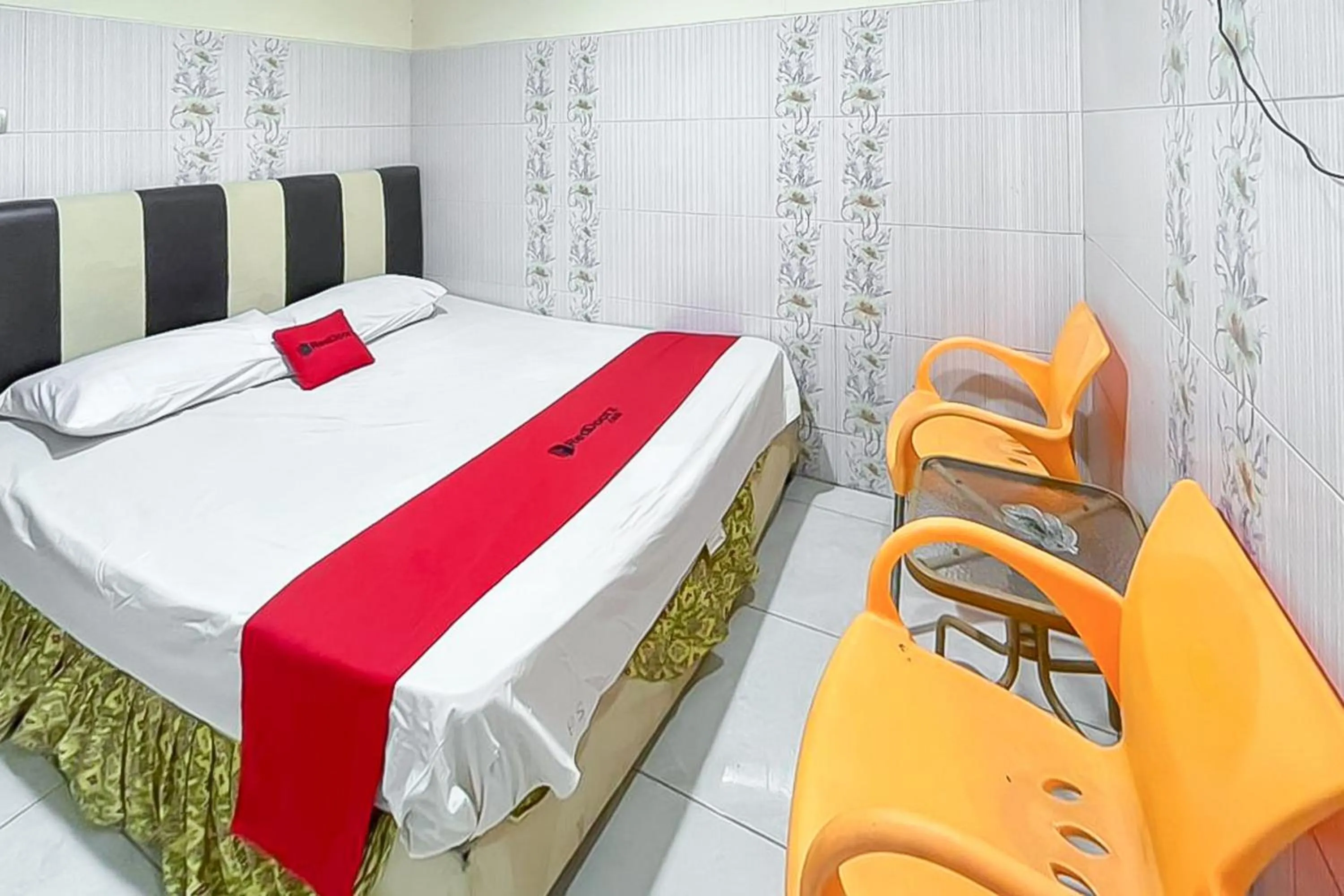 Bedroom, Bed in RedDoorz near Grage Mall Cirebon