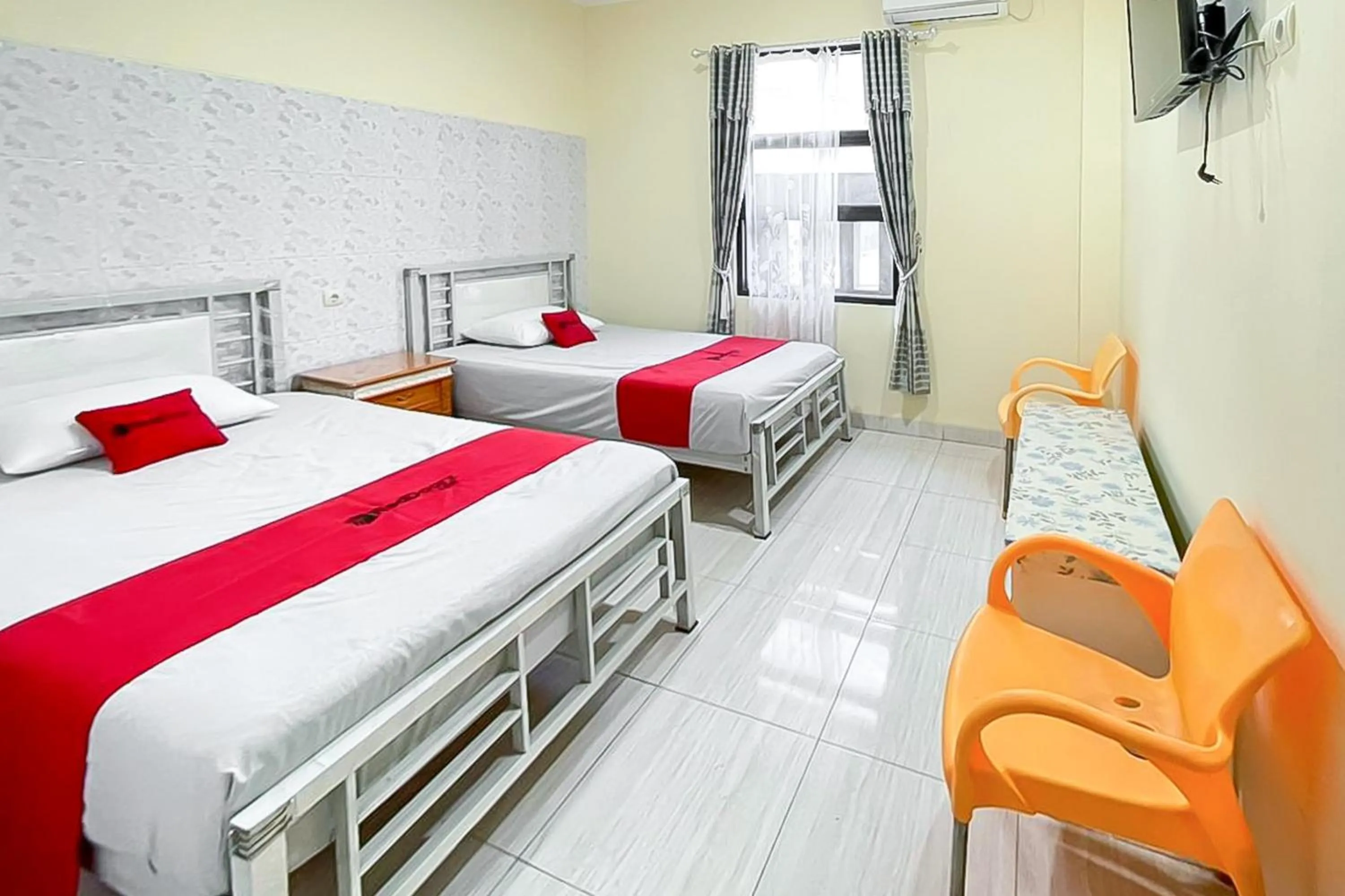 Bedroom, Bed in RedDoorz near Grage Mall Cirebon