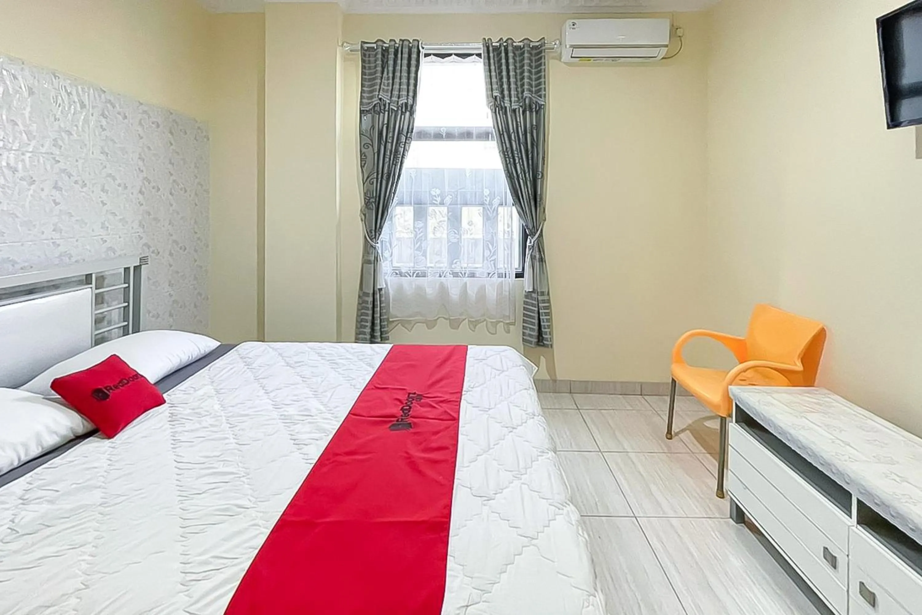 Bedroom, Bed in RedDoorz near Grage Mall Cirebon