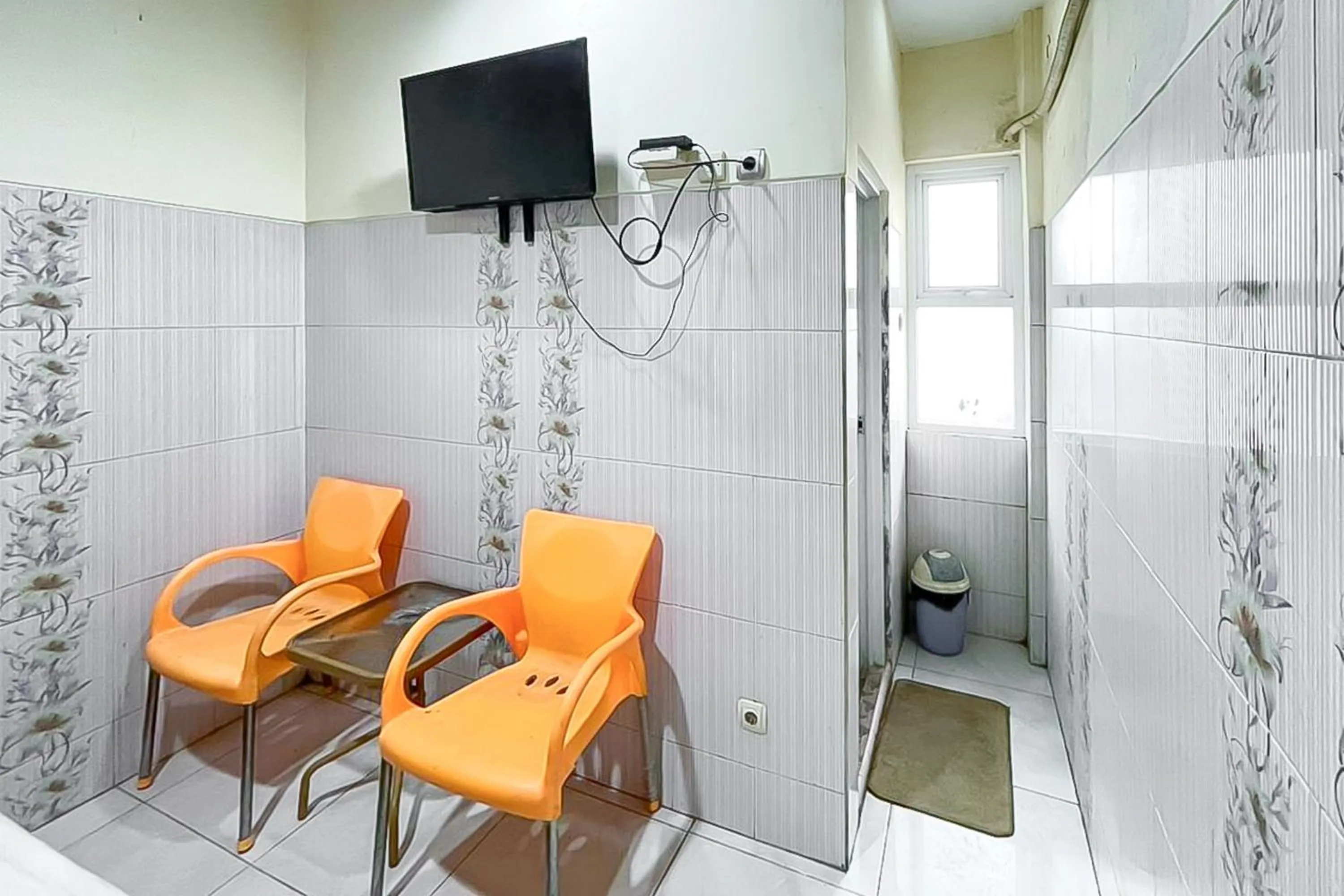 Bathroom in RedDoorz near Grage Mall Cirebon