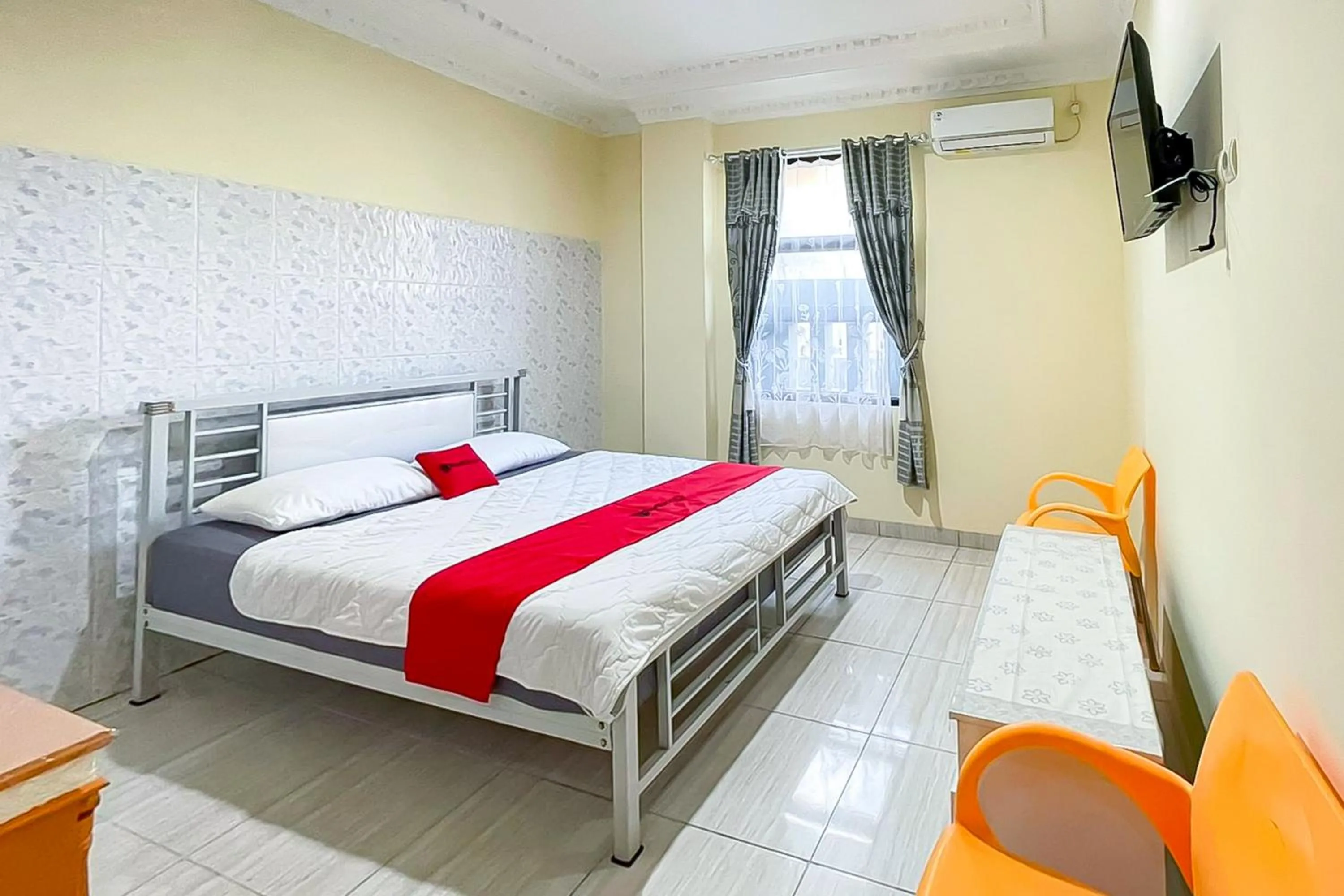 Bedroom, Bed in RedDoorz near Grage Mall Cirebon
