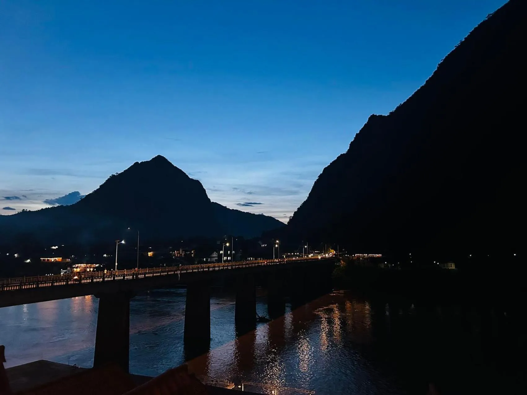 Night in Pont Inn Nong Khiaw