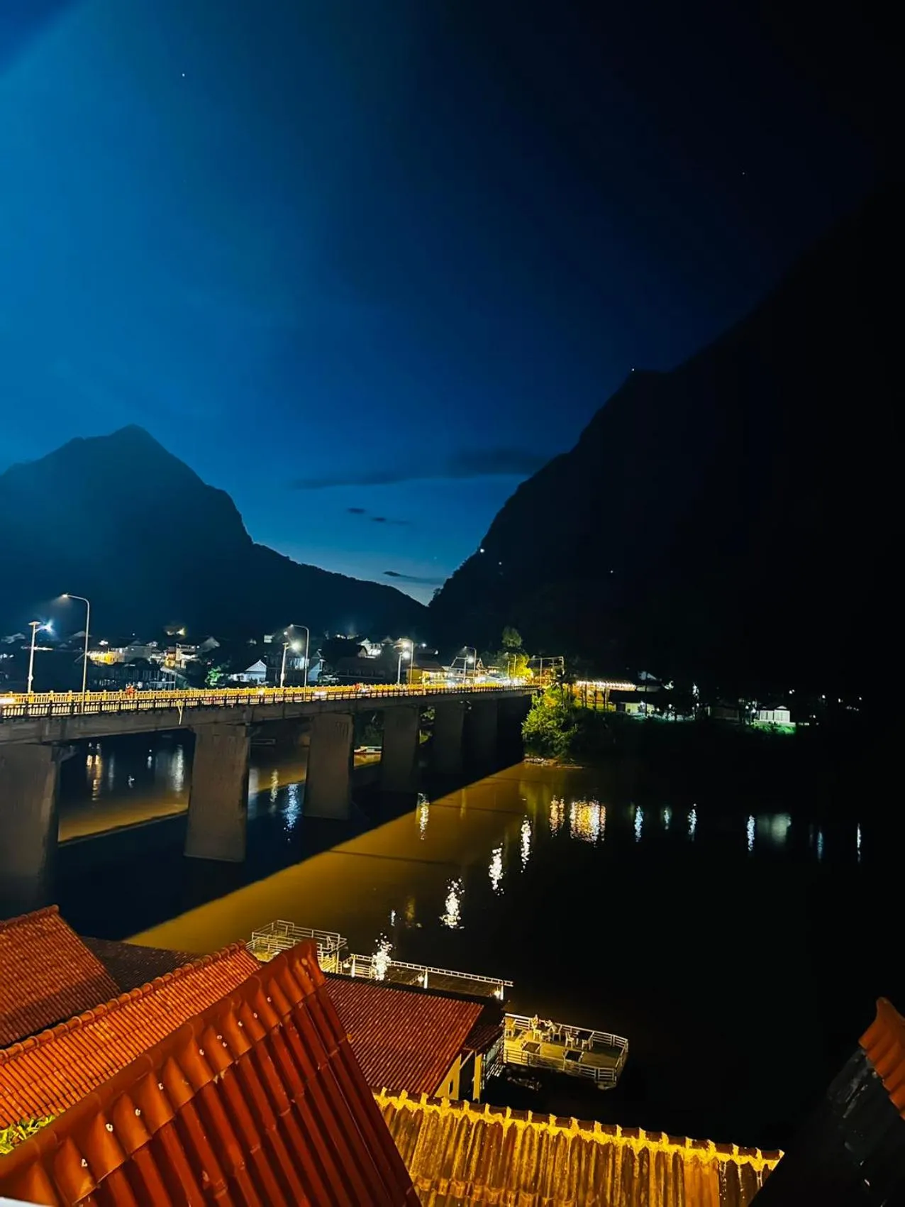 Night in Pont Inn Nong Khiaw