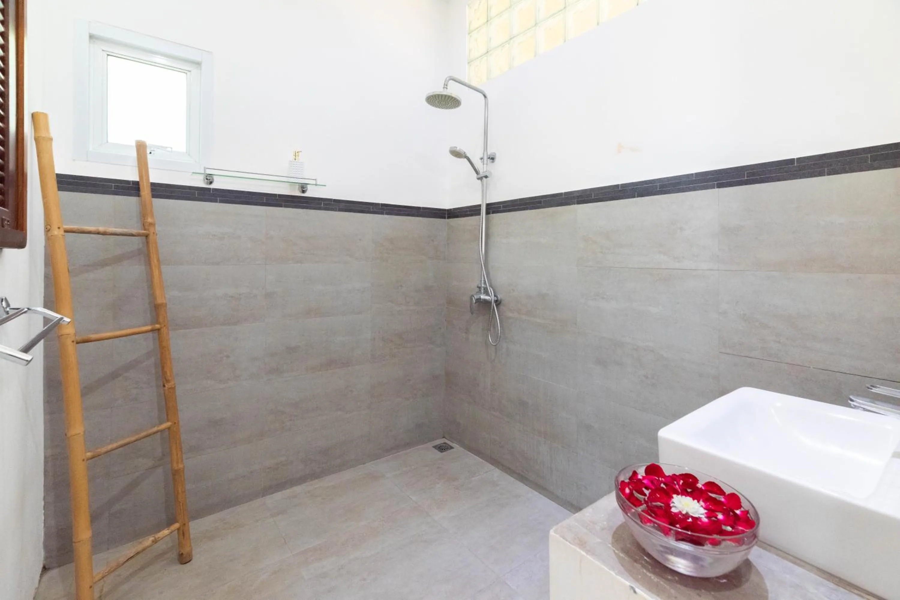 Shower in Moon Cottage