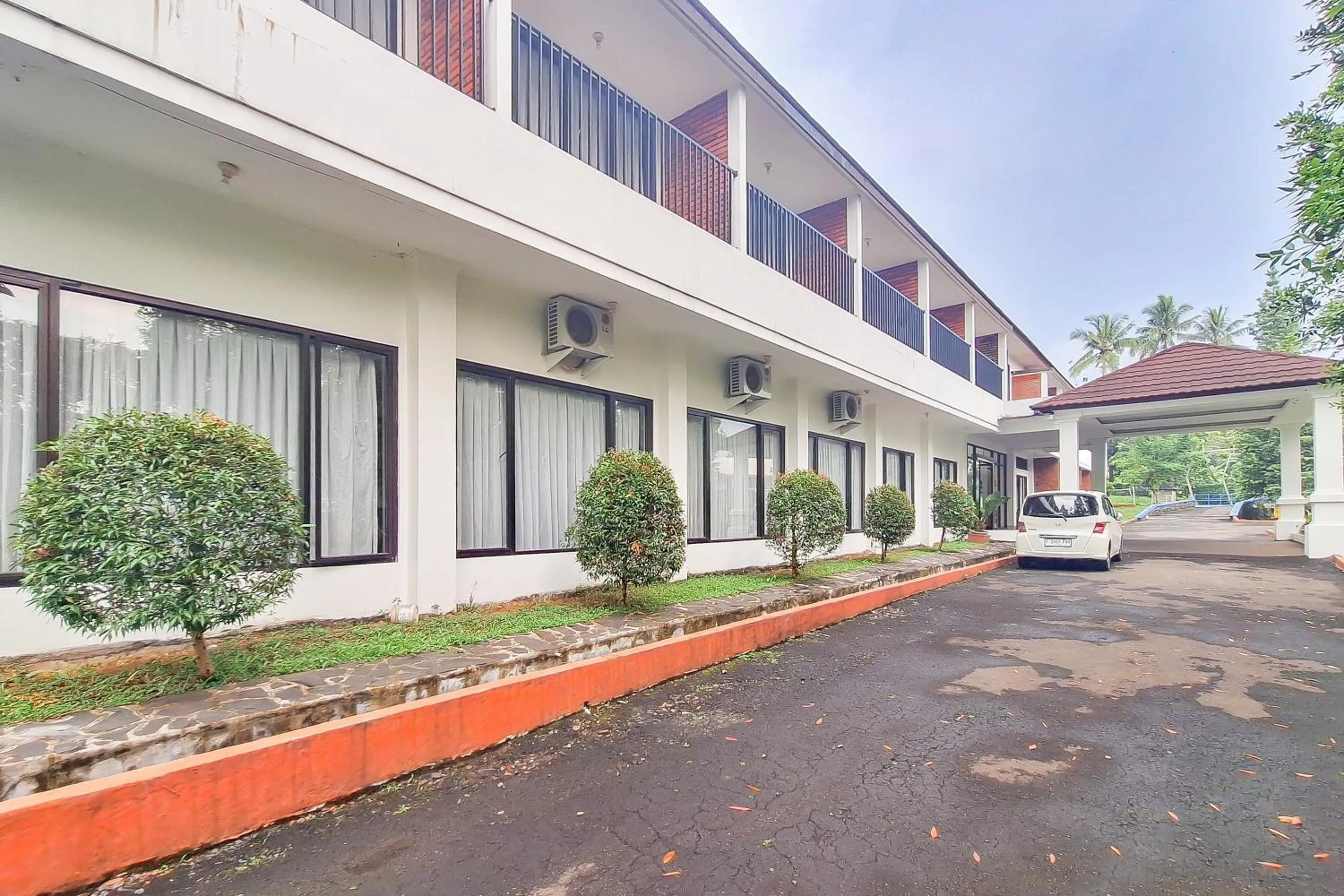 Facade/entrance in Urbanview Hotel Tridaya Cisarua Puncak