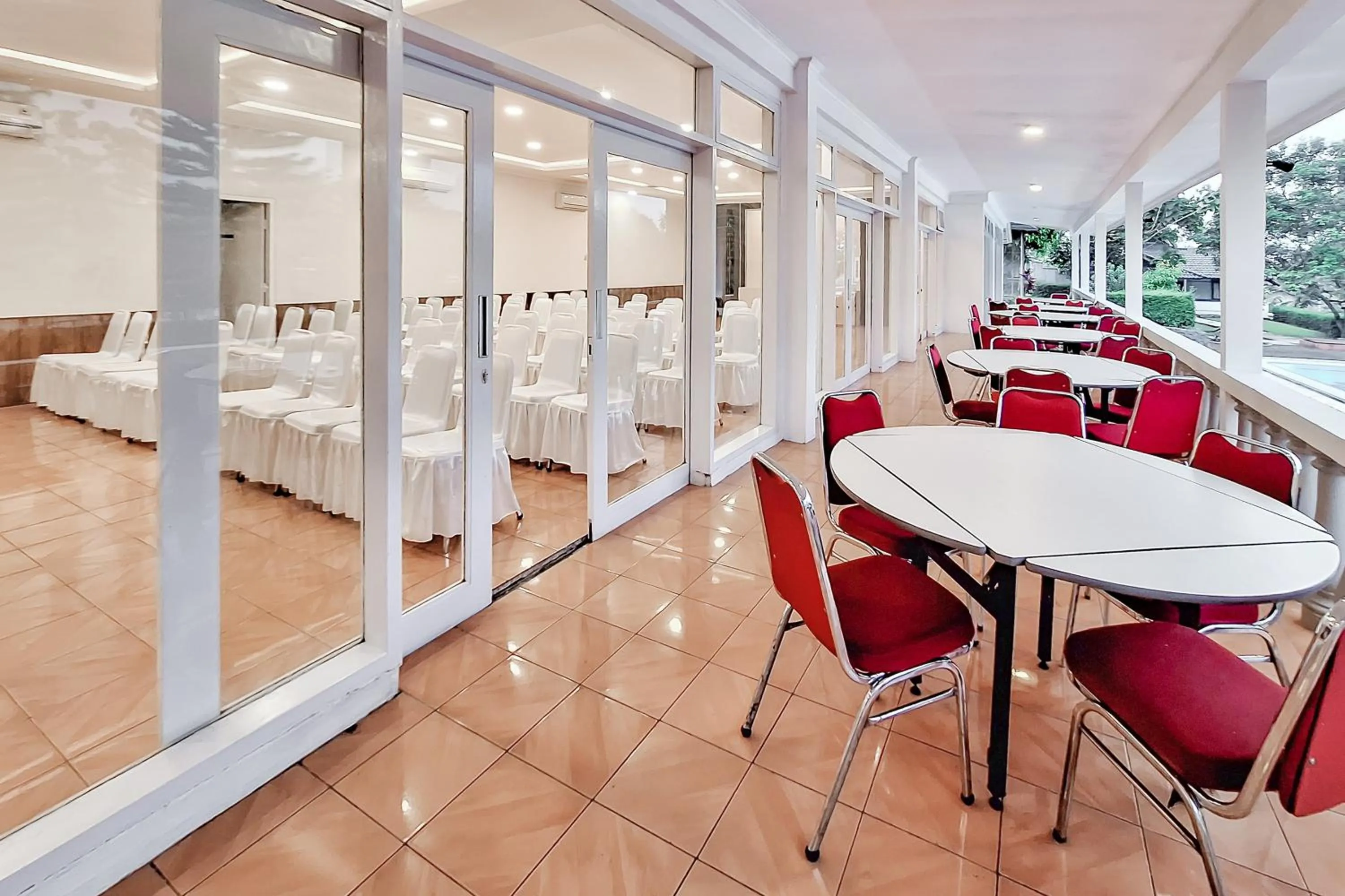 Seating area in Urbanview Hotel Tridaya Cisarua Puncak