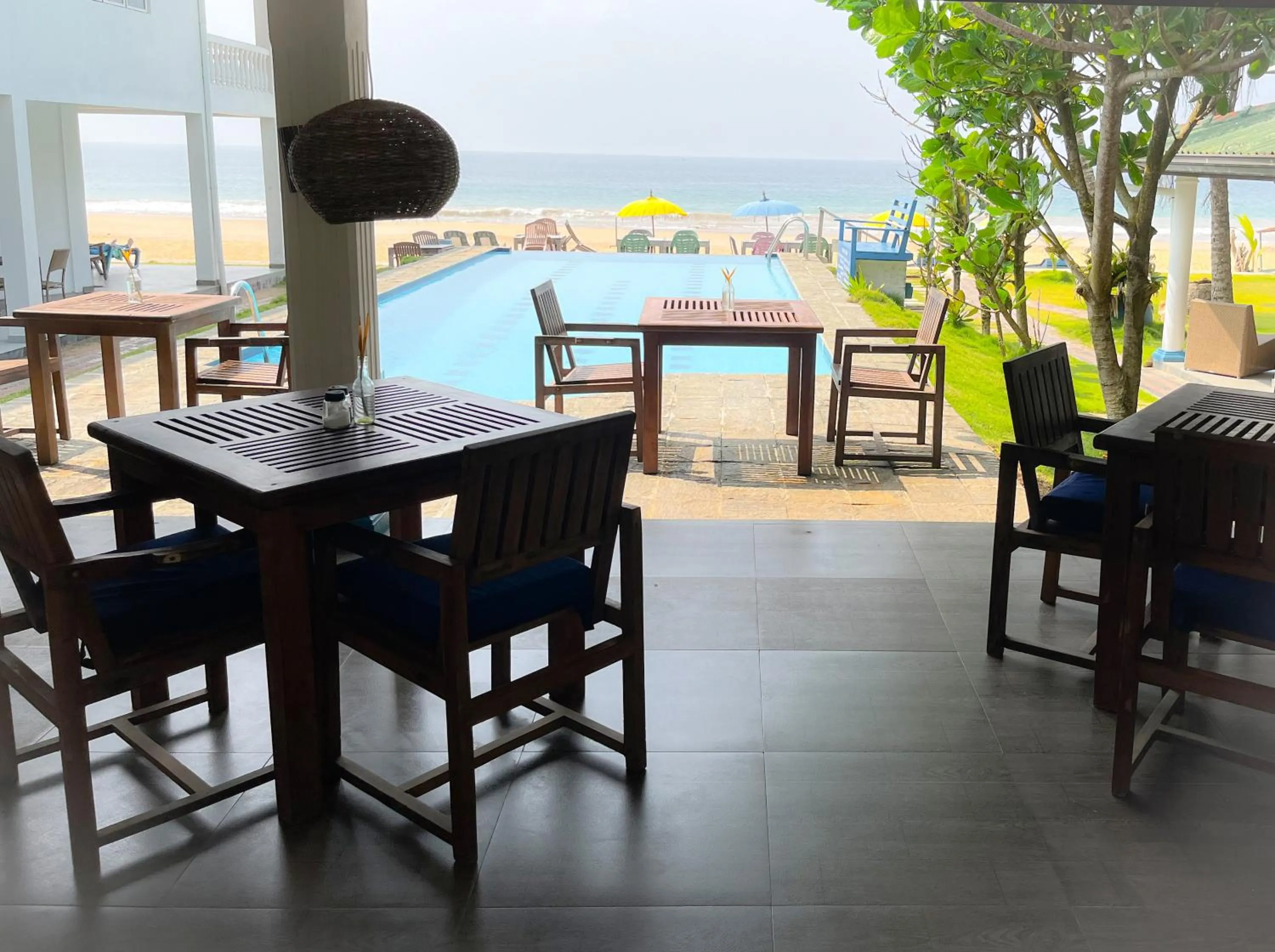 Restaurant/places to eat in Pearl Island Beach Hotel