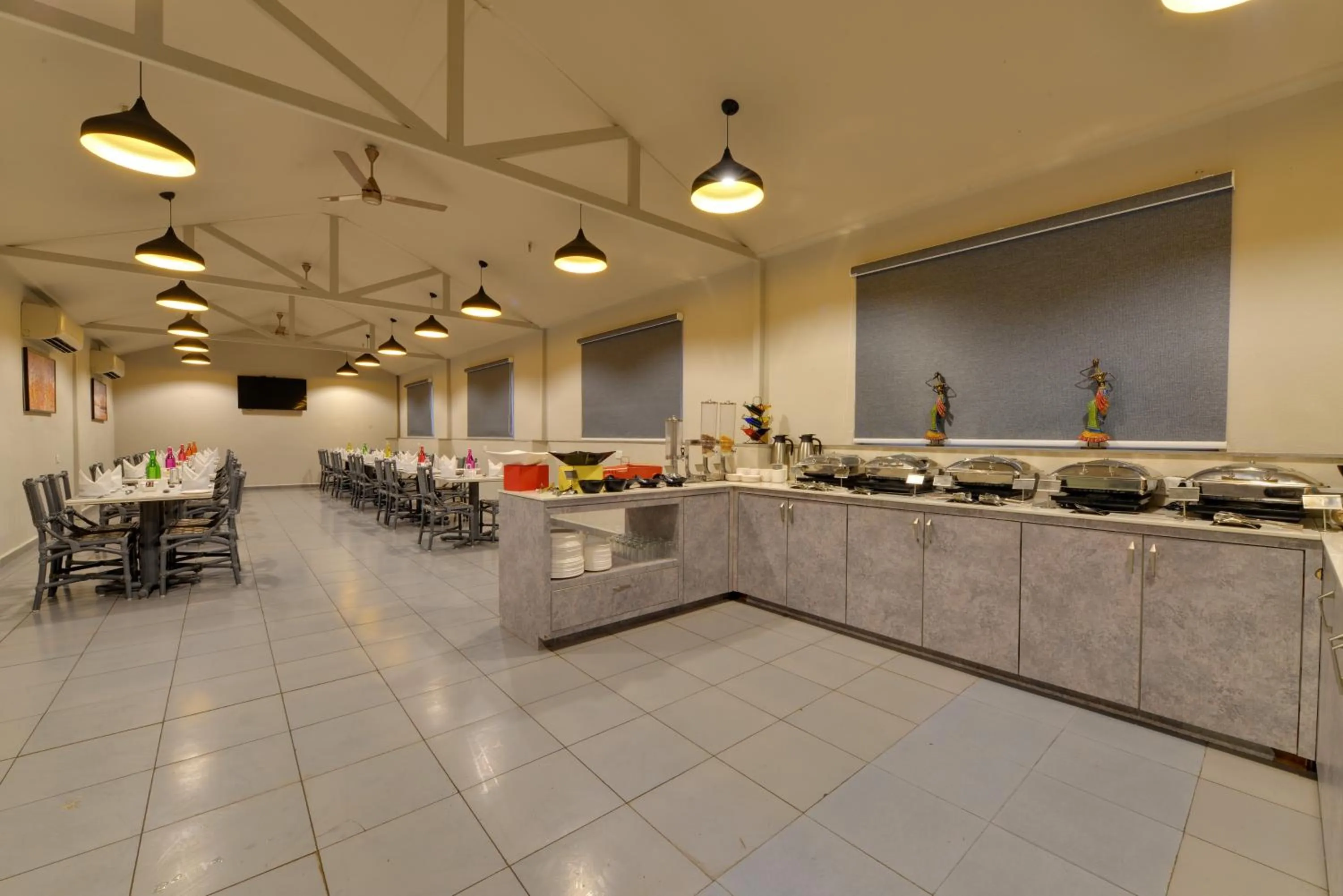 Restaurant/places to eat in Iris Beacon Hotel