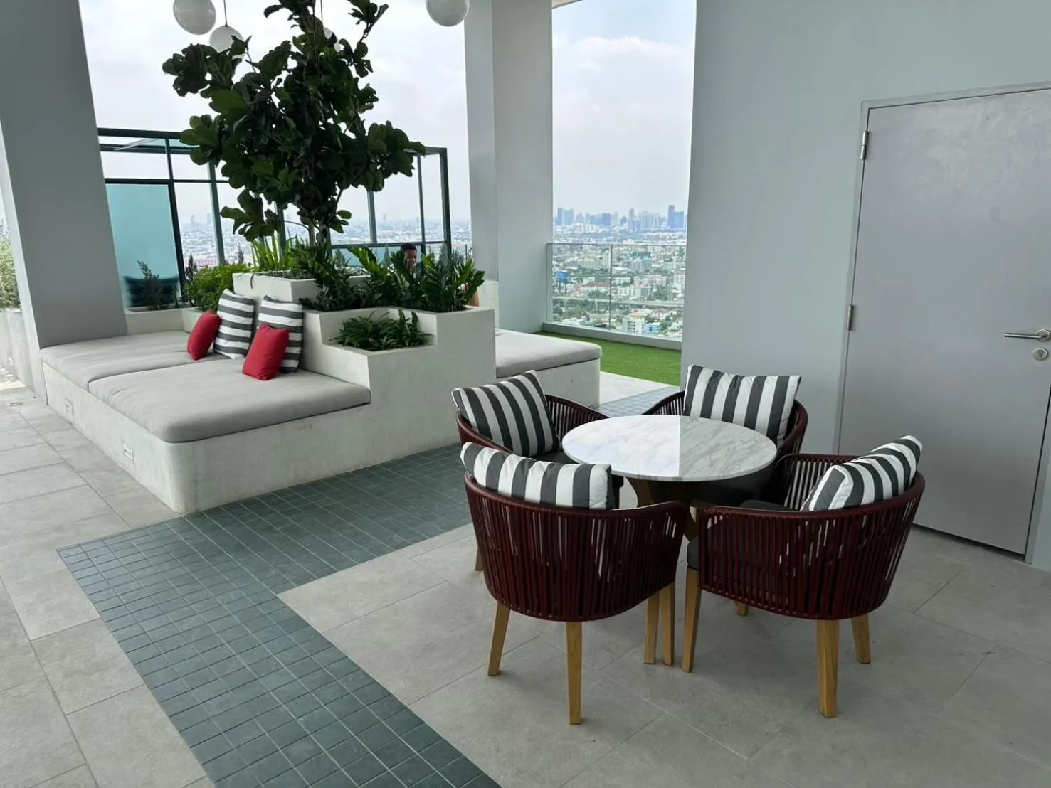 Swimming pool in The Quarter Ramkhamhaeng by UHG