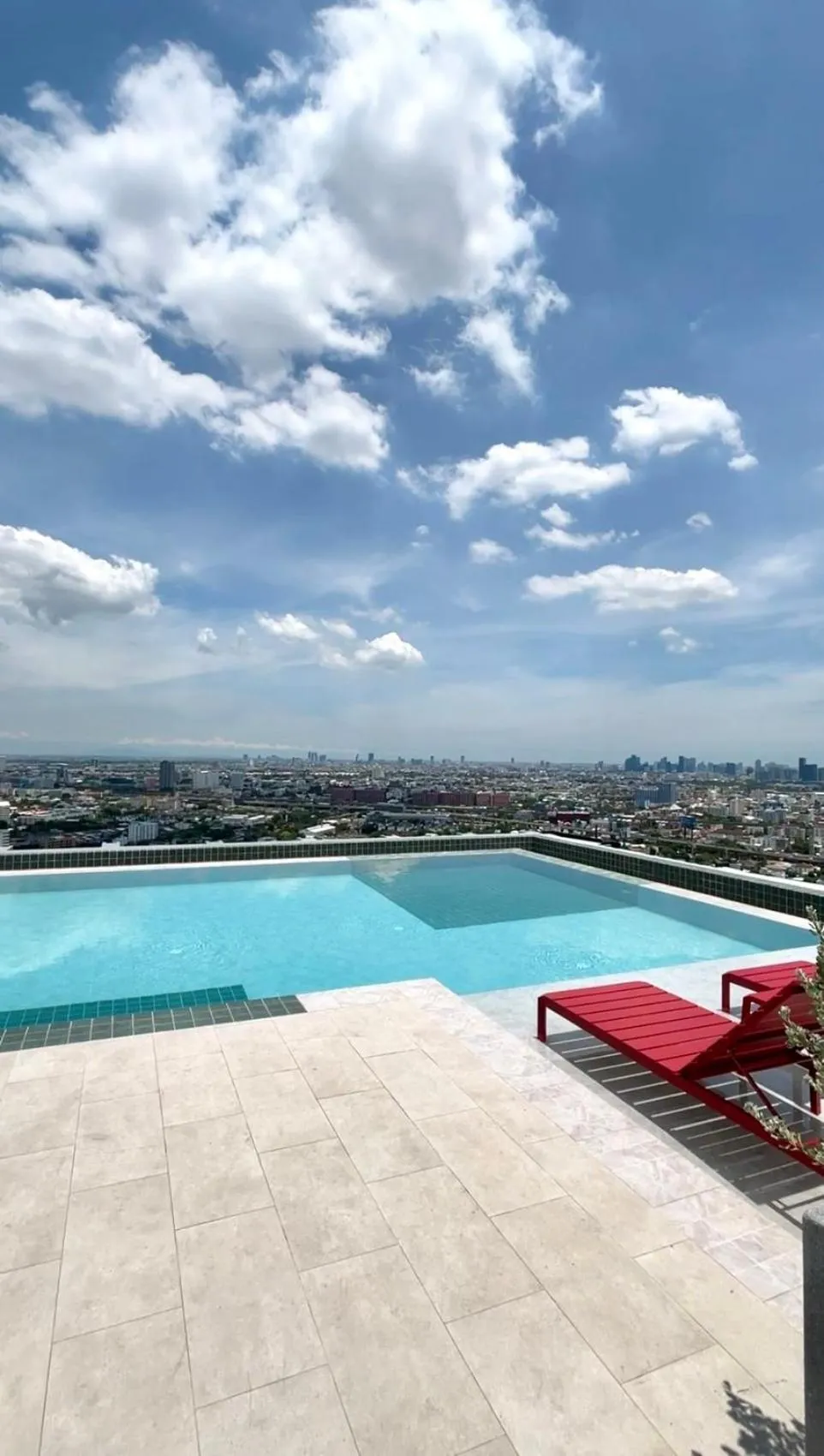 Swimming pool in The Quarter Ramkhamhaeng by UHG