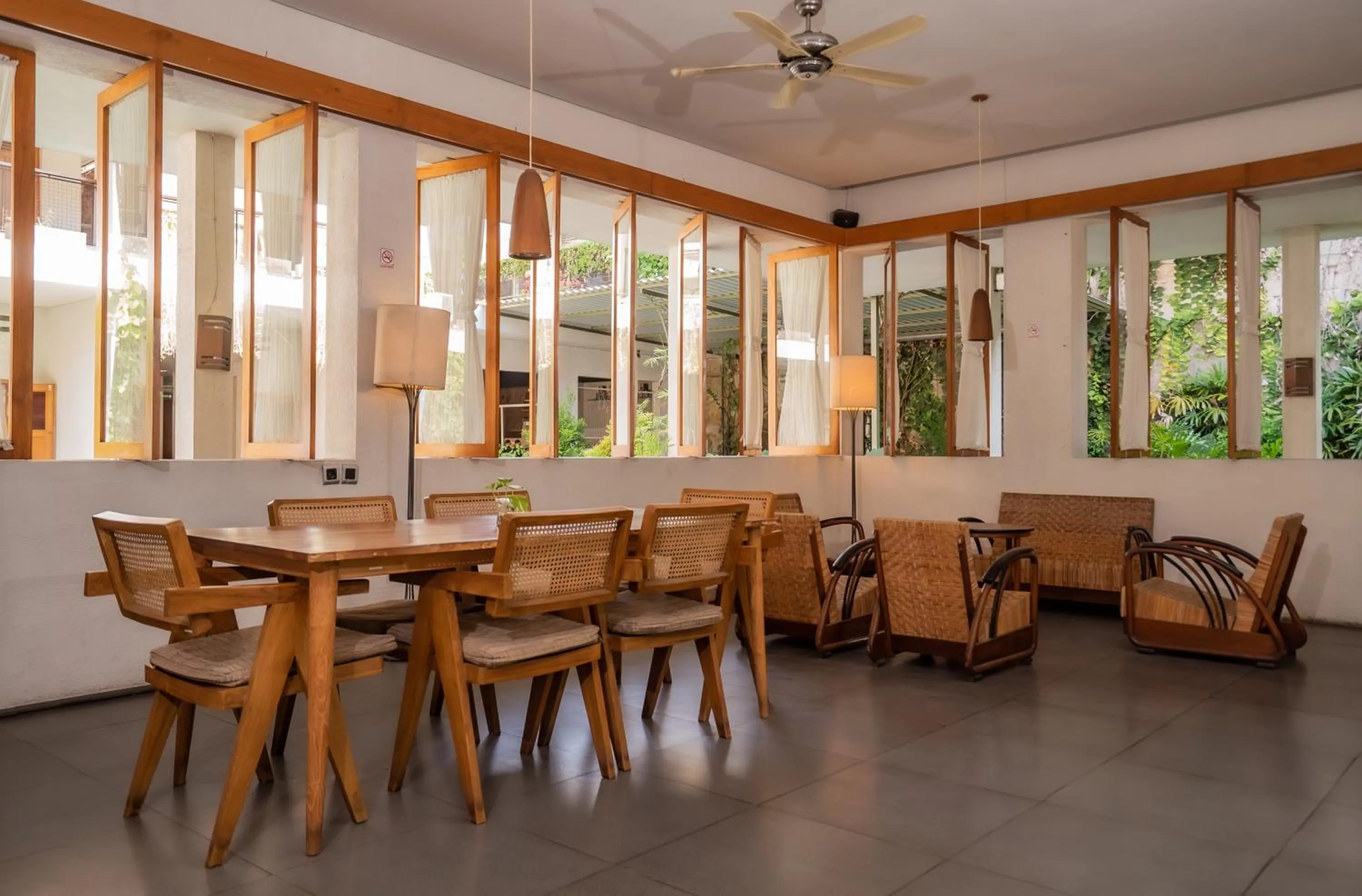 Restaurant/places to eat in Hotel Blambangan