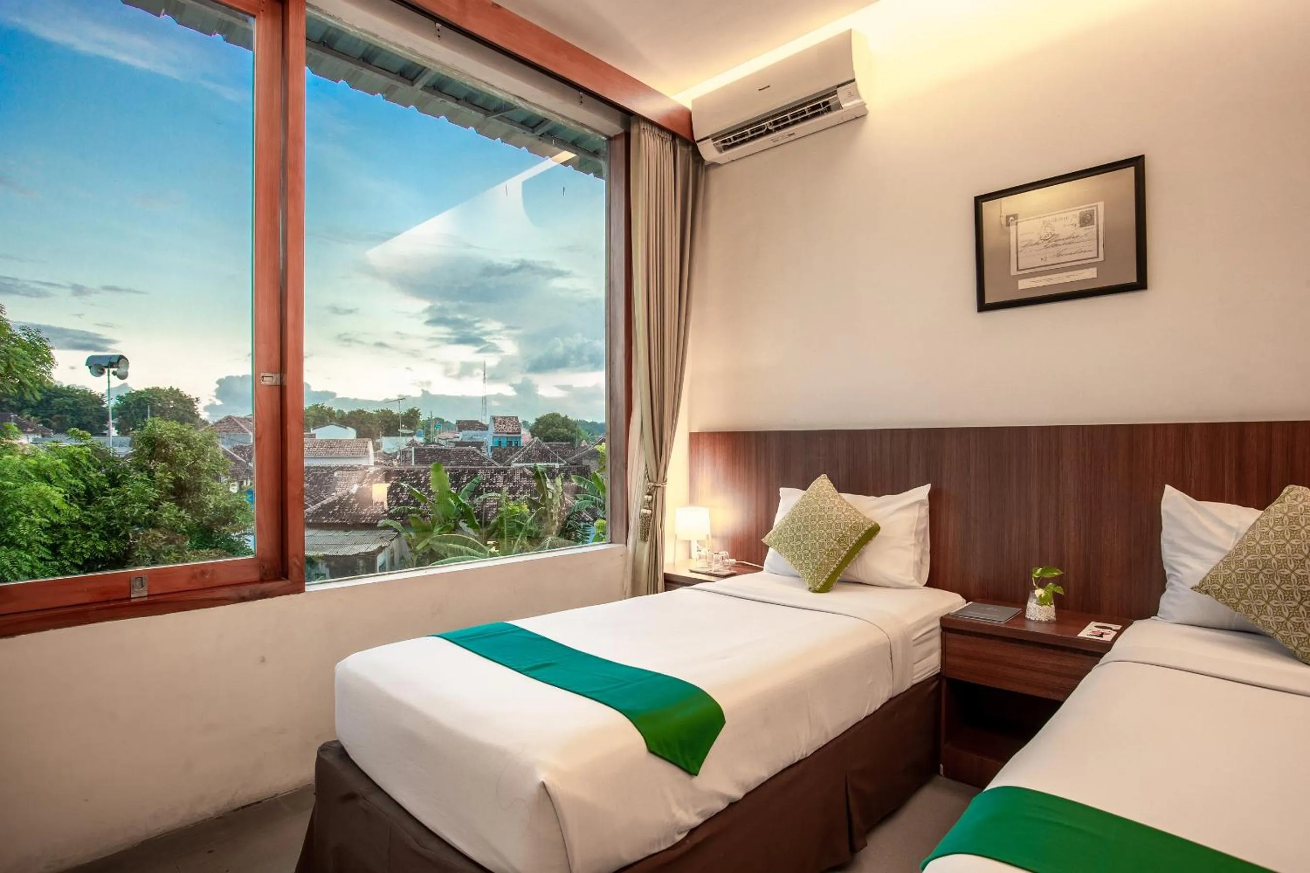 Photo of the whole room, Bed in Hotel Blambangan