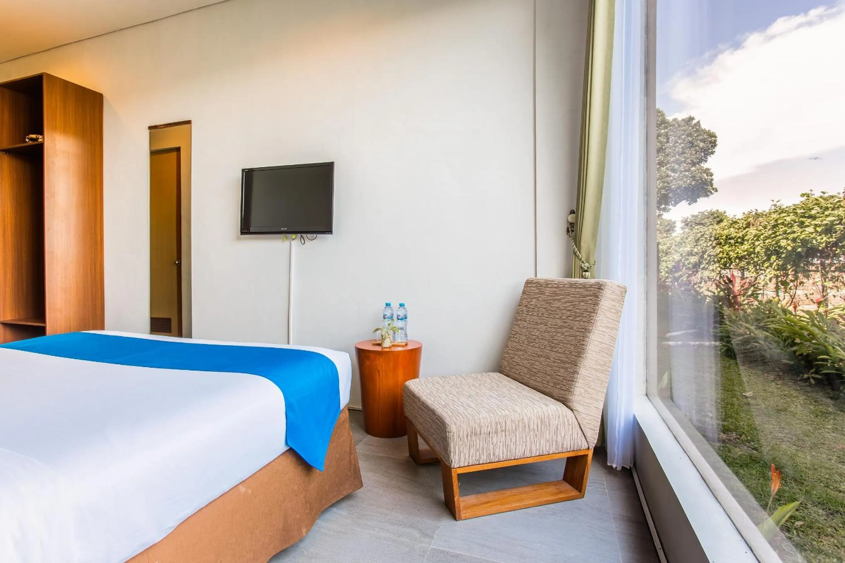 Seating area, Bed in Hotel Blambangan