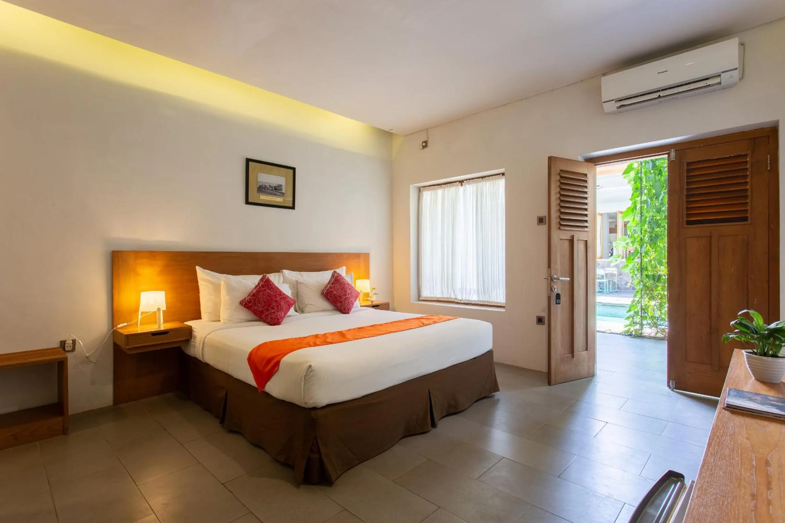 Photo of the whole room, Bed in Hotel Blambangan