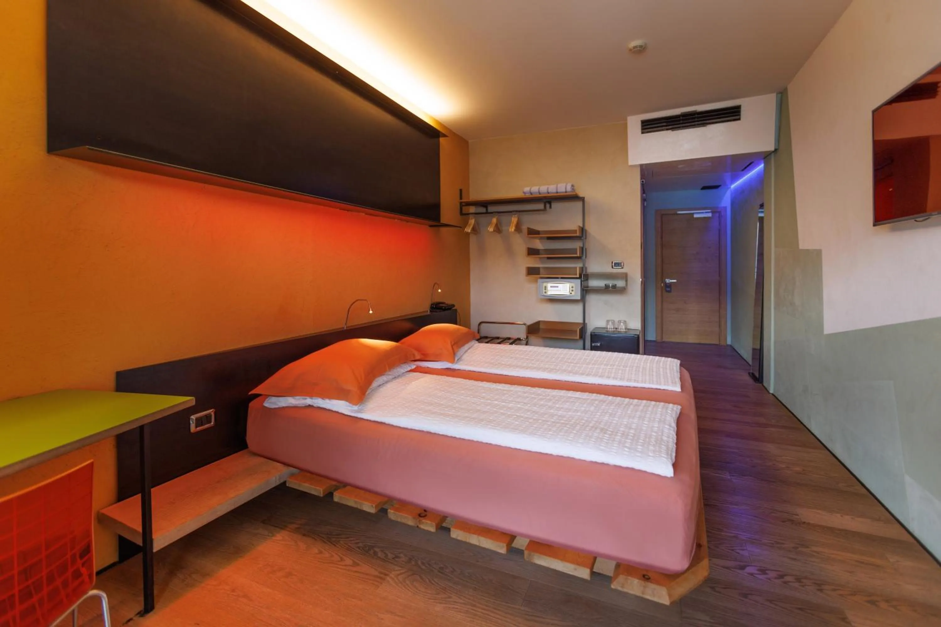 Photo of the whole room, Bed in Ambienthotel PrimaLuna 3S