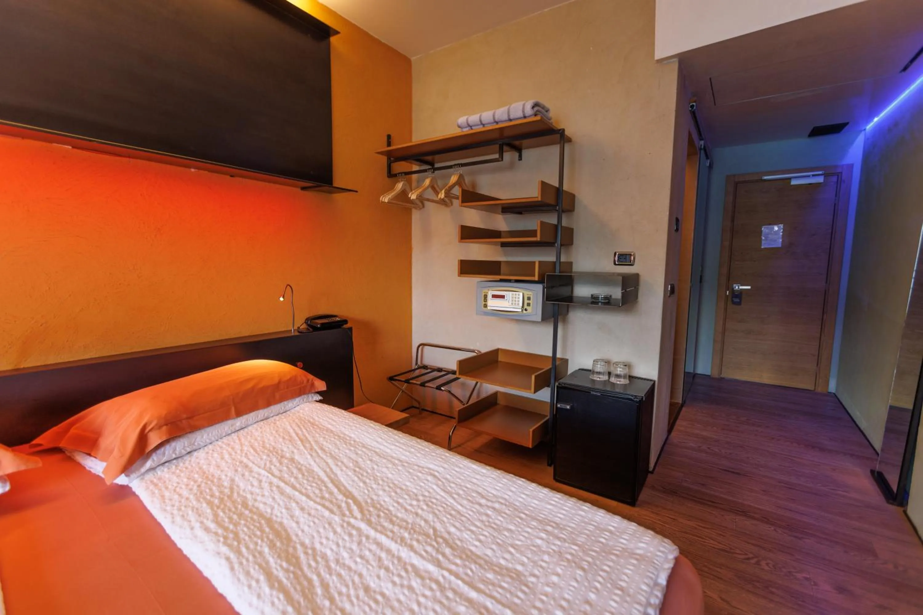 Photo of the whole room, Bed in Ambienthotel PrimaLuna 3S