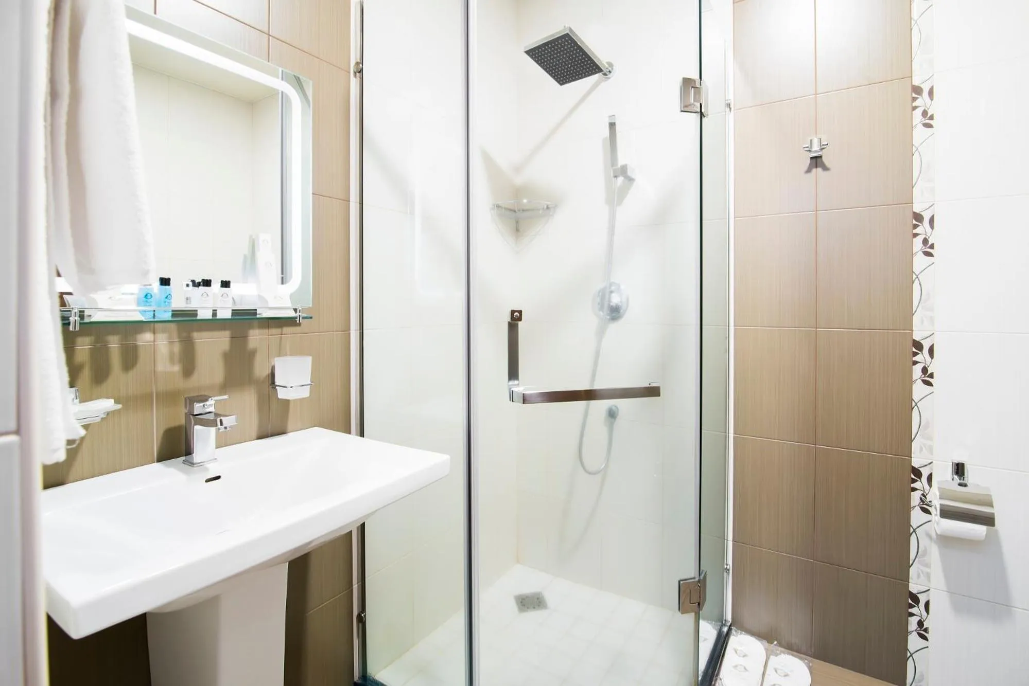 Shower in Elegant Hotel & Resort