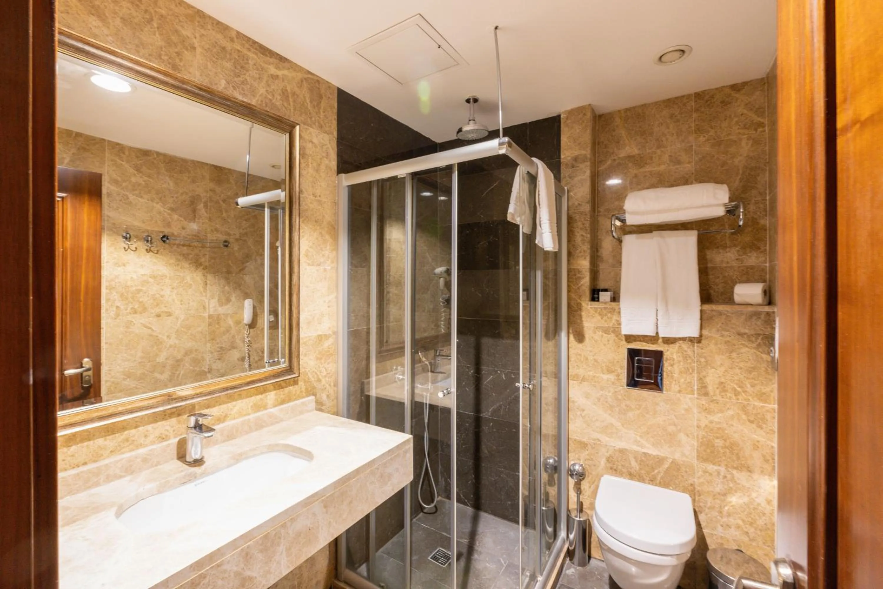 Shower in Crestium Taksim Prive & Spa