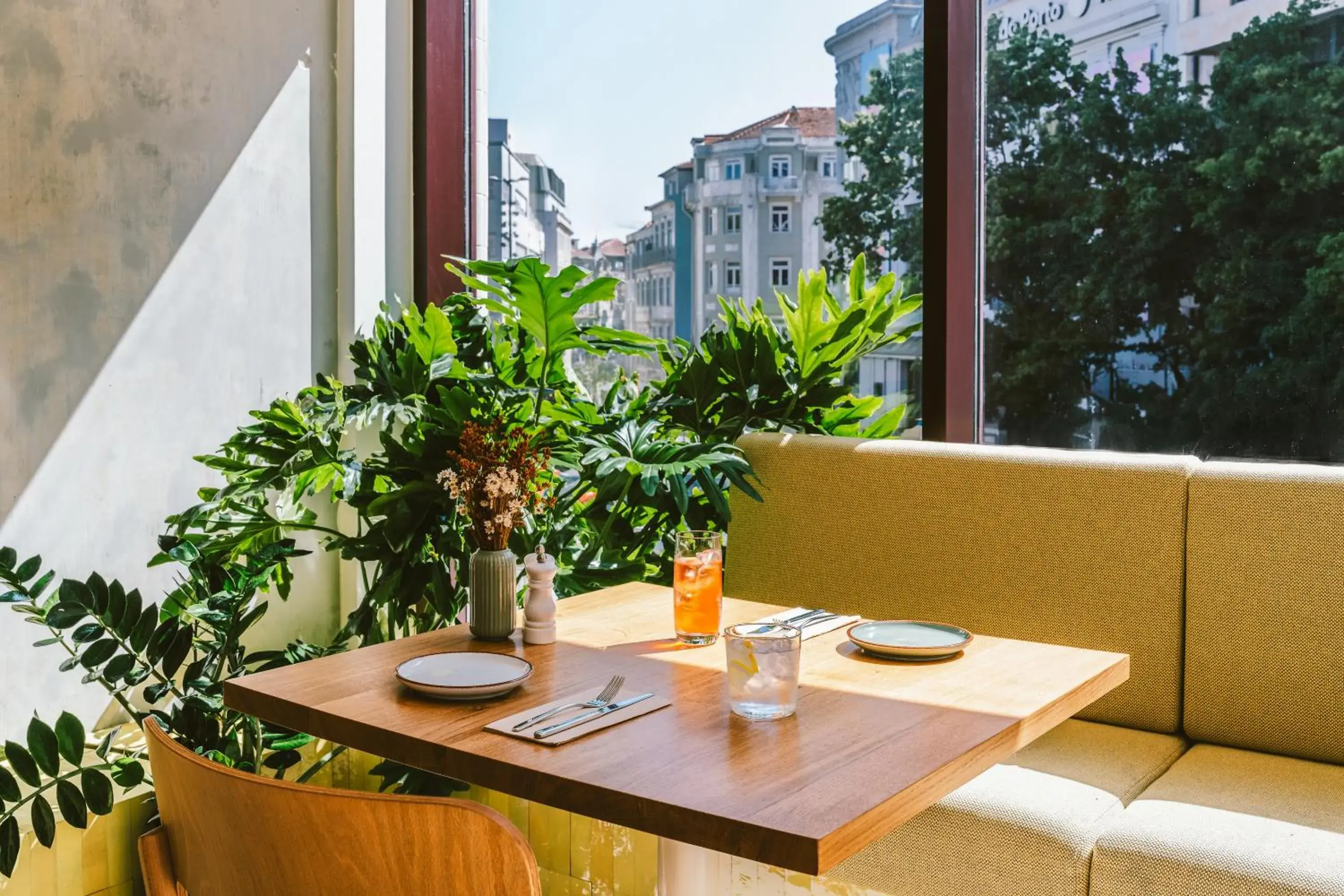 Restaurant/places to eat in The Social Hub Porto Restaurant/places to eat in The Social Hub Porto