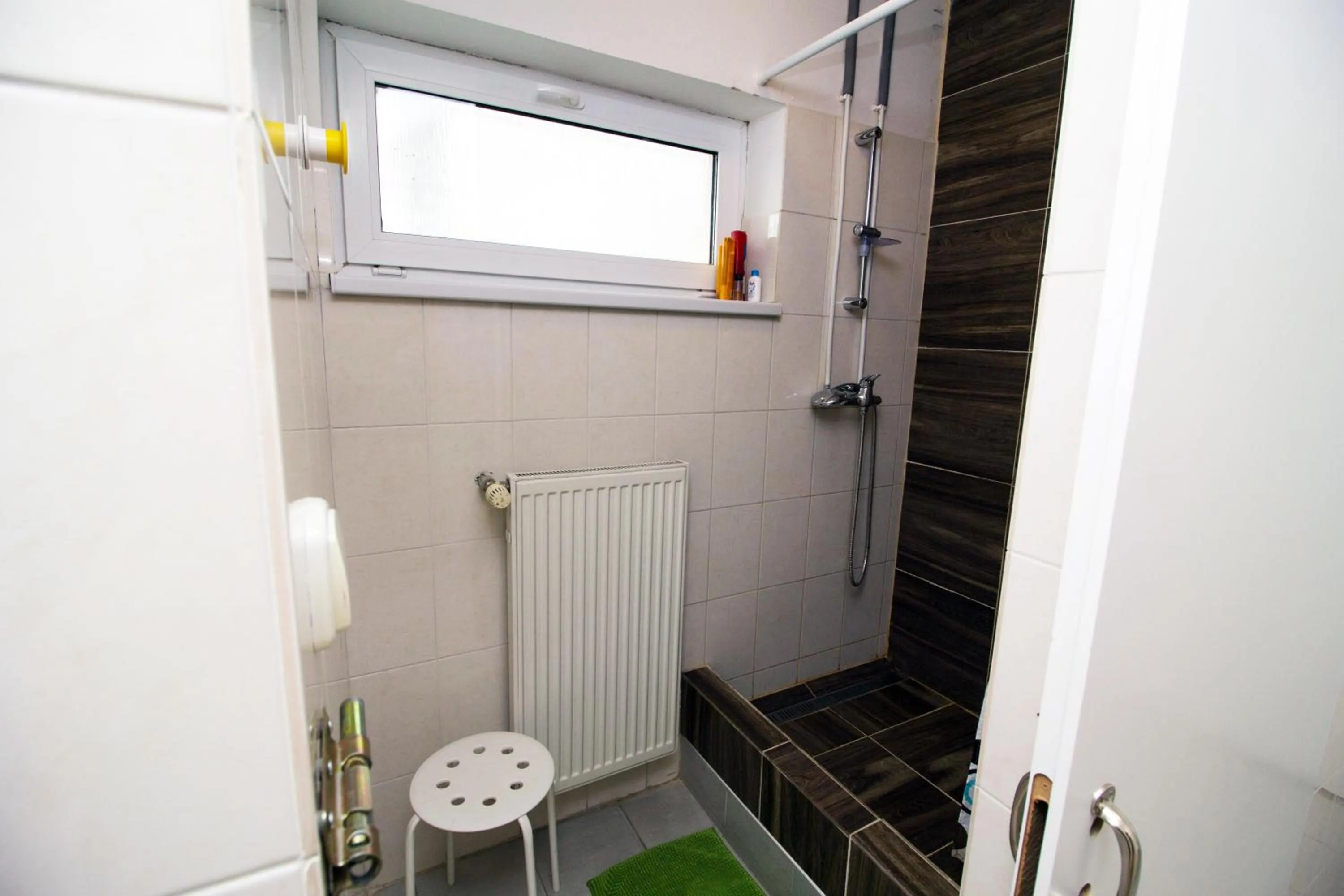 Shower in Nitra Glycerin Hostel