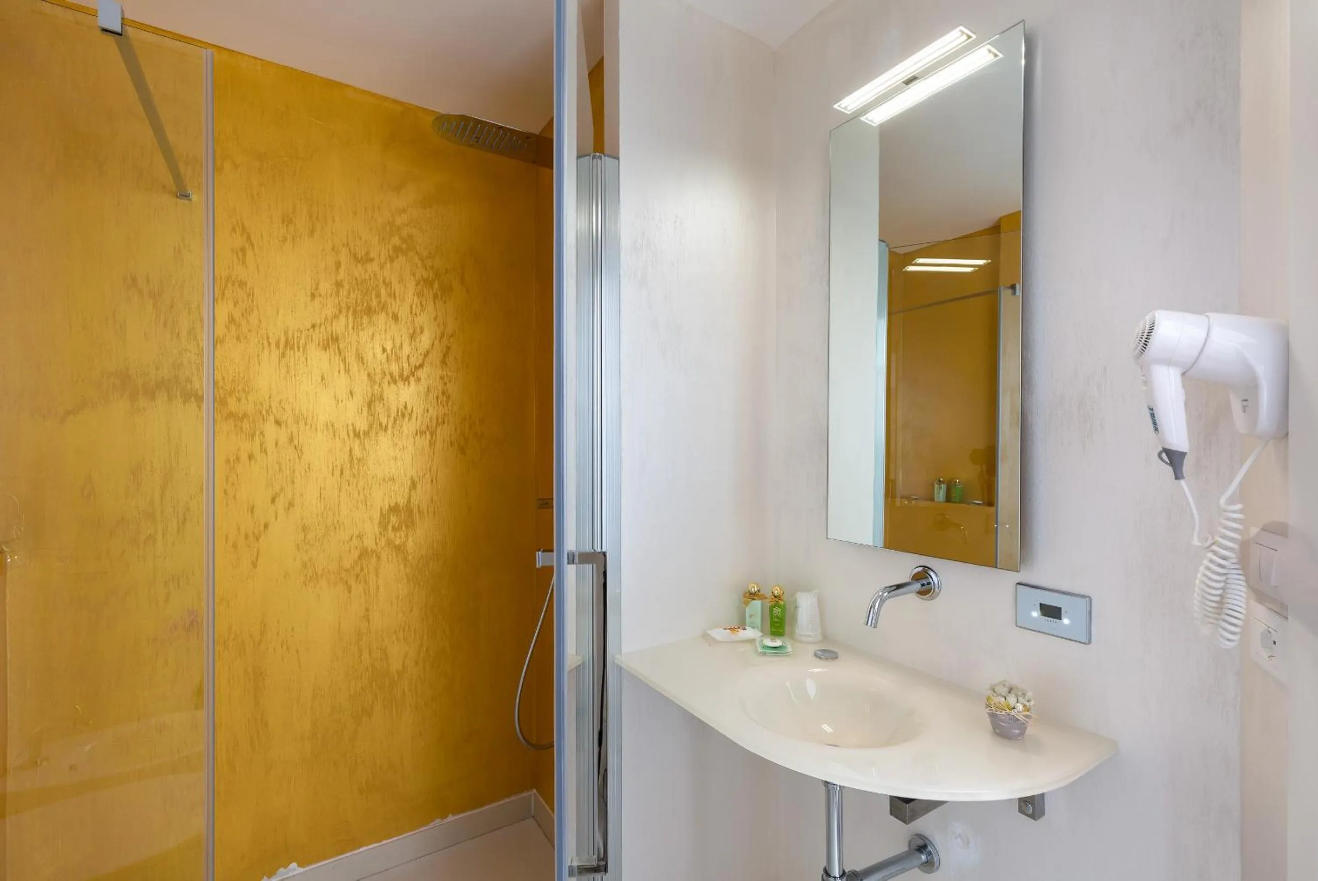 Bathroom in Hotel Cavallino Bianco