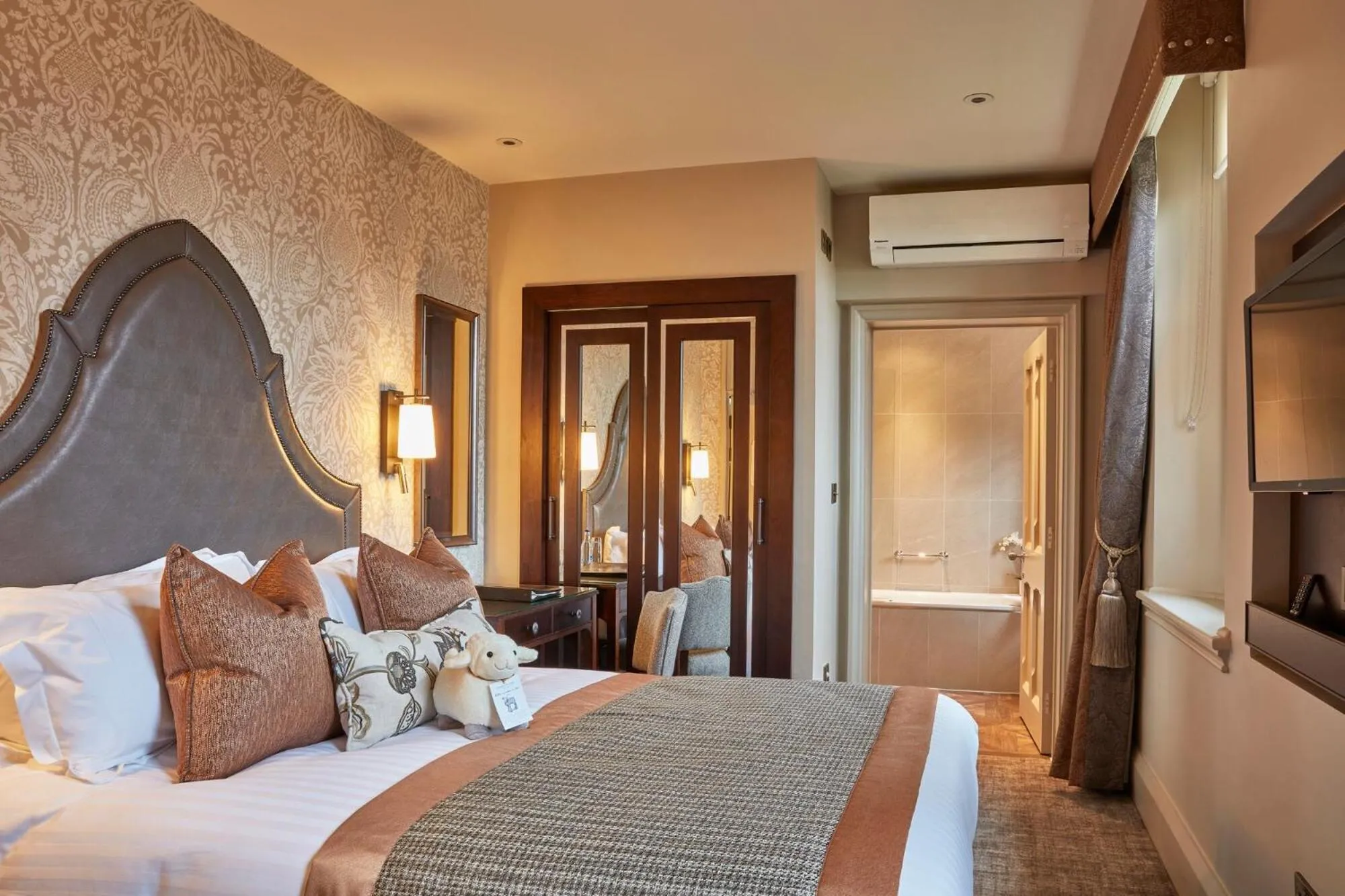 Bedroom, Bed in Stanbrook Abbey Hotel, Worcester