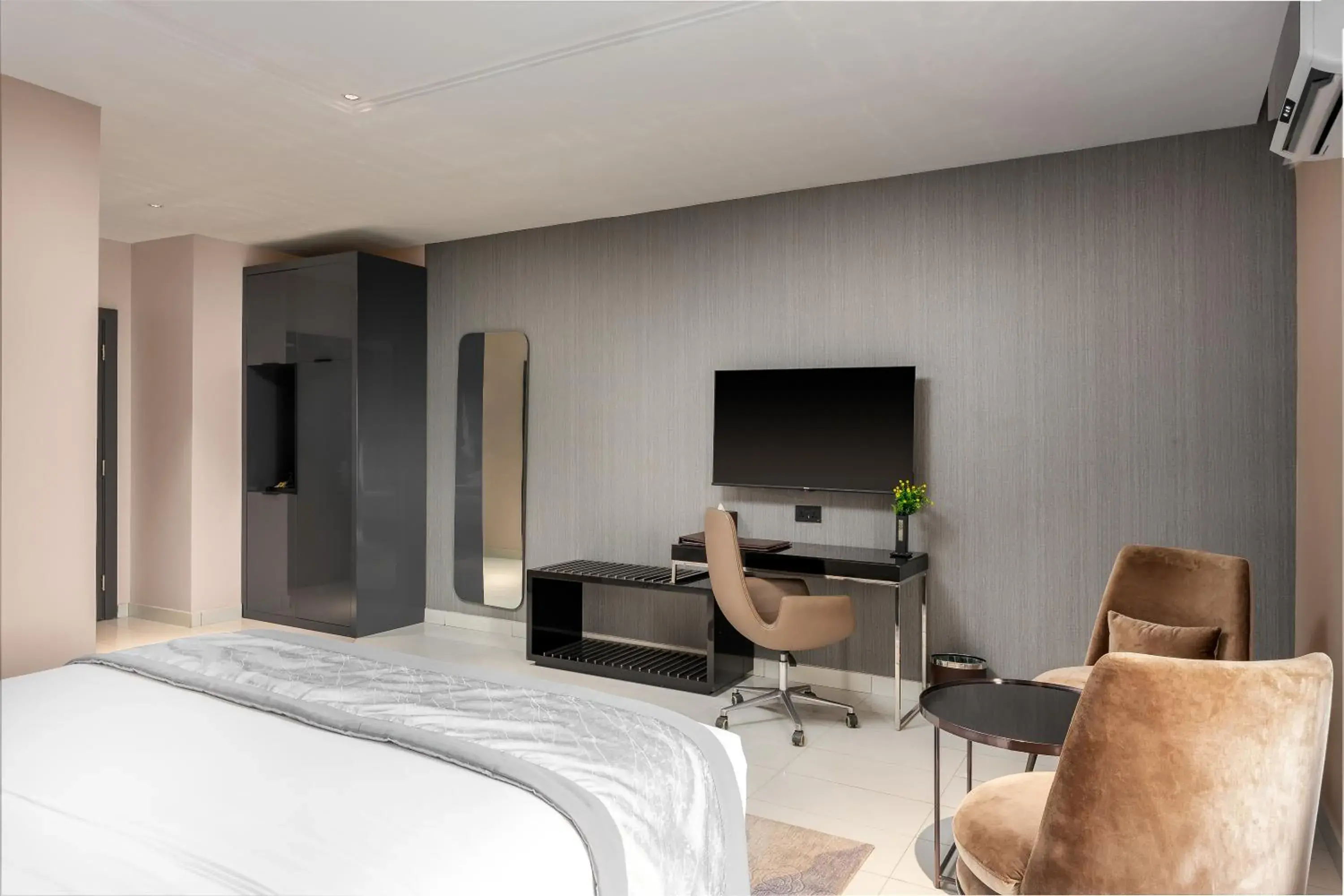 Deluxe Double Room (2 Adults + 1 Child) in The Bickley Park Hotel Deluxe Double Room (2 Adults + 1 Child) in The Bickley Park Hotel