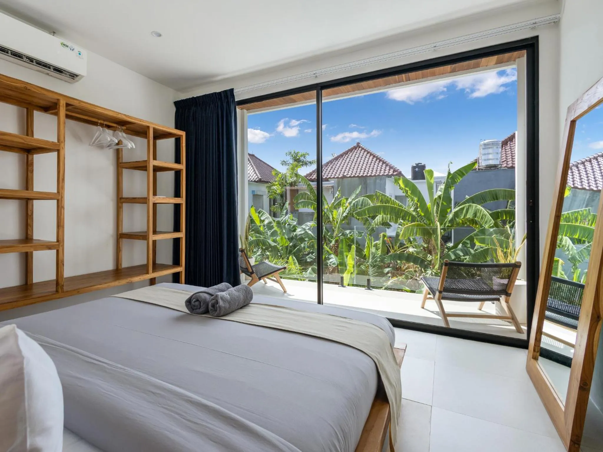 Bed in White Residence - Art & Boutique Villas