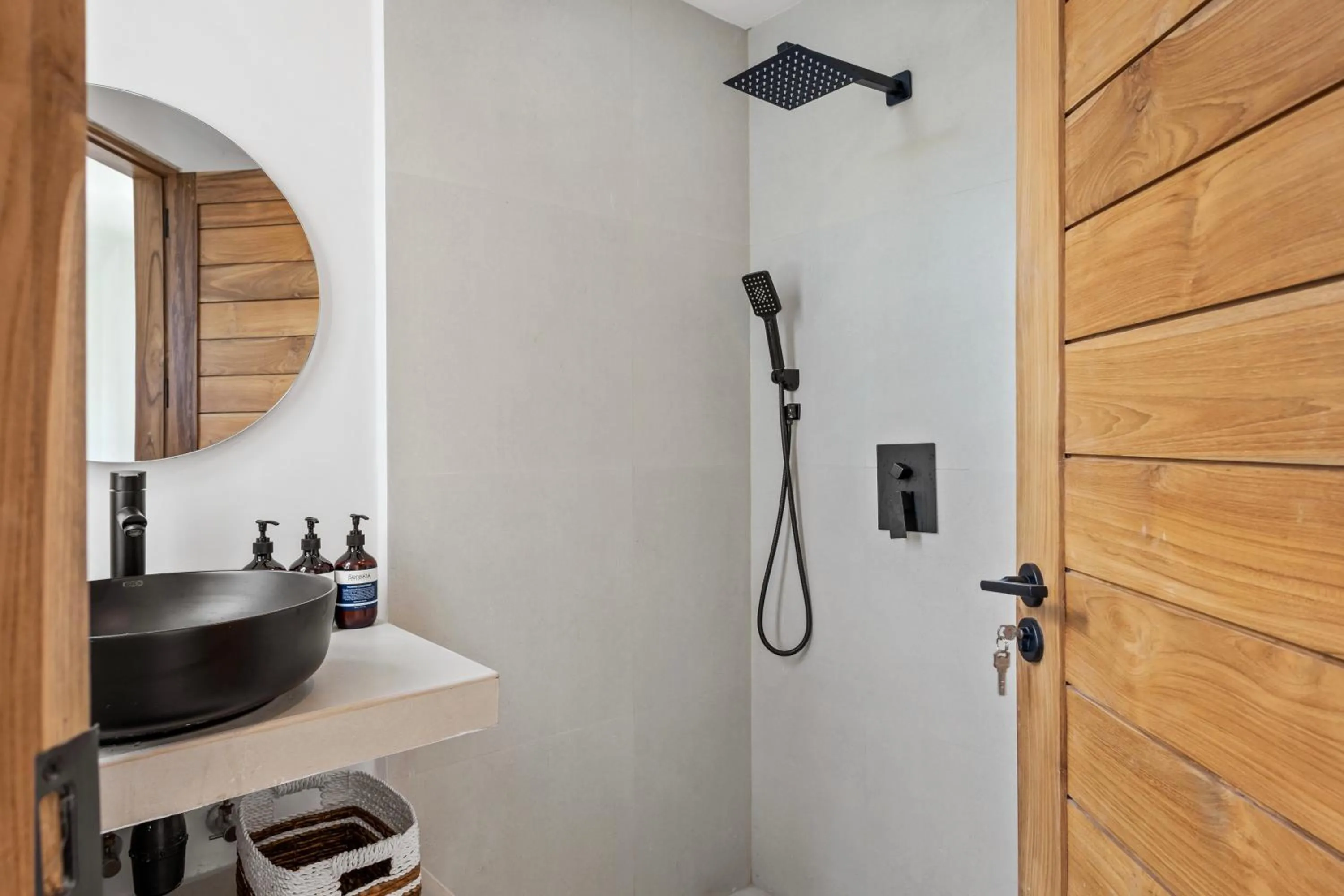 Shower in White Residence - Art & Boutique Villas