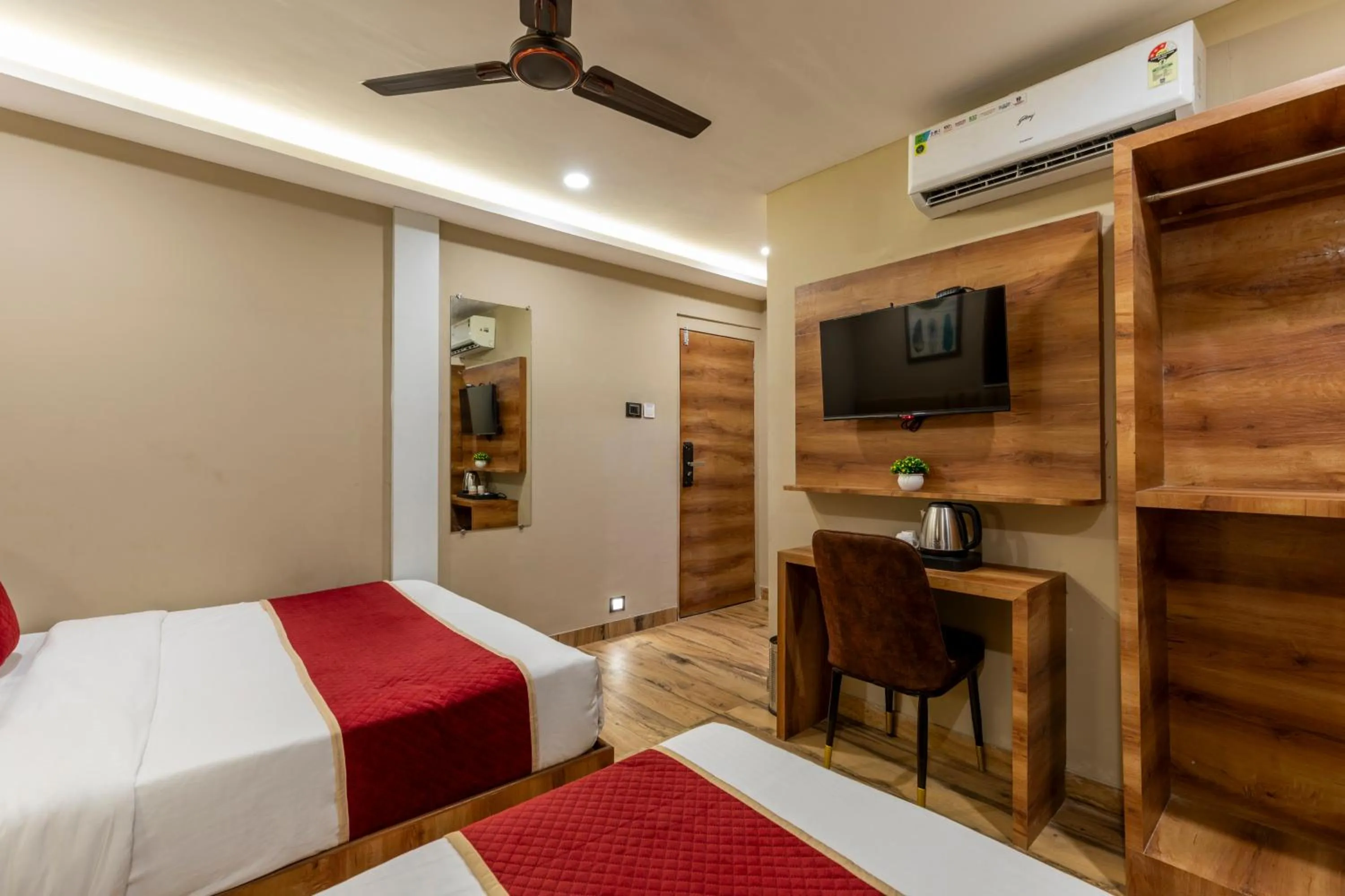 Communal lounge/ TV room, Bed in Hotel Zara International