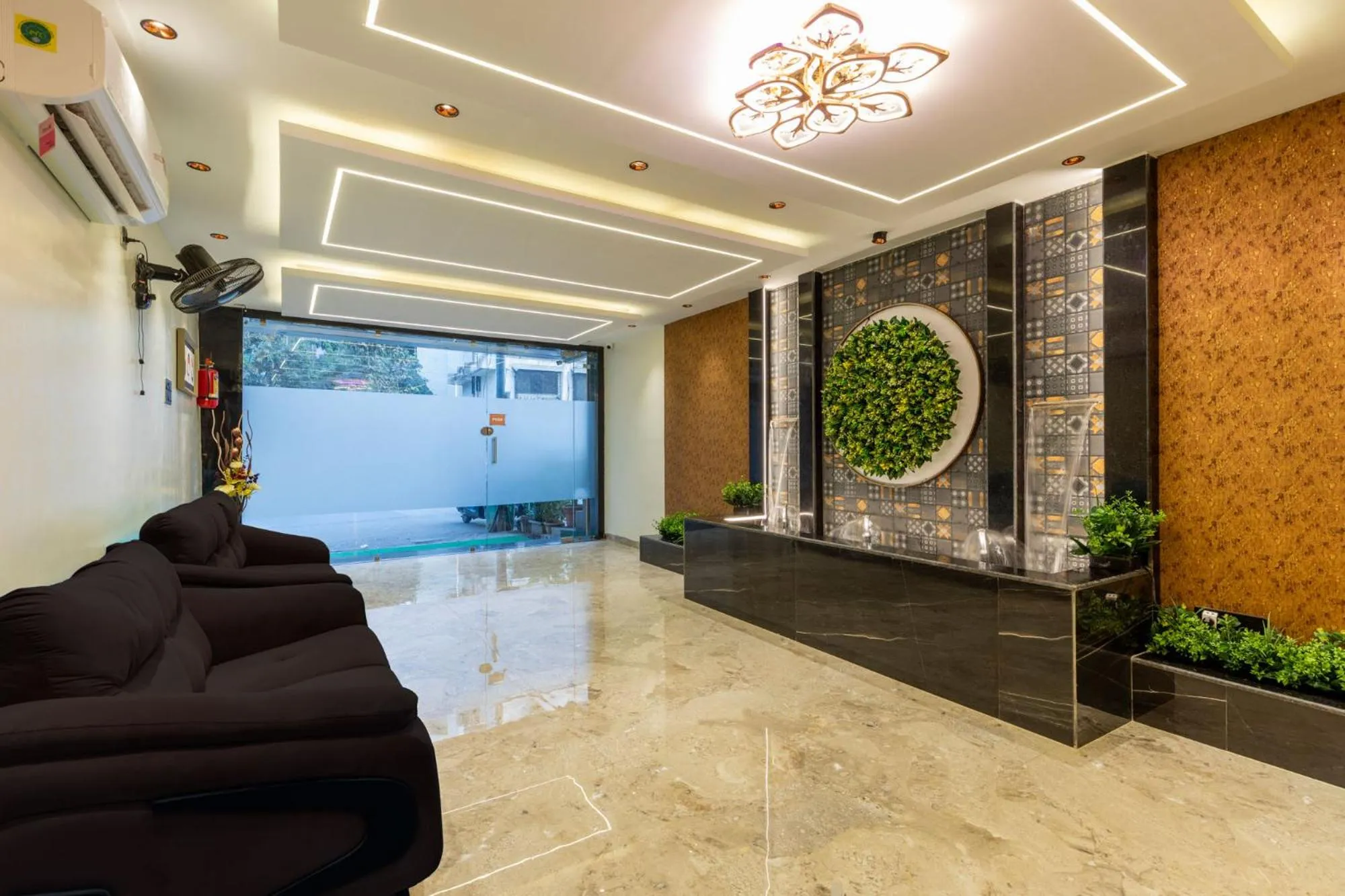 Facade/entrance in Hotel Zara International